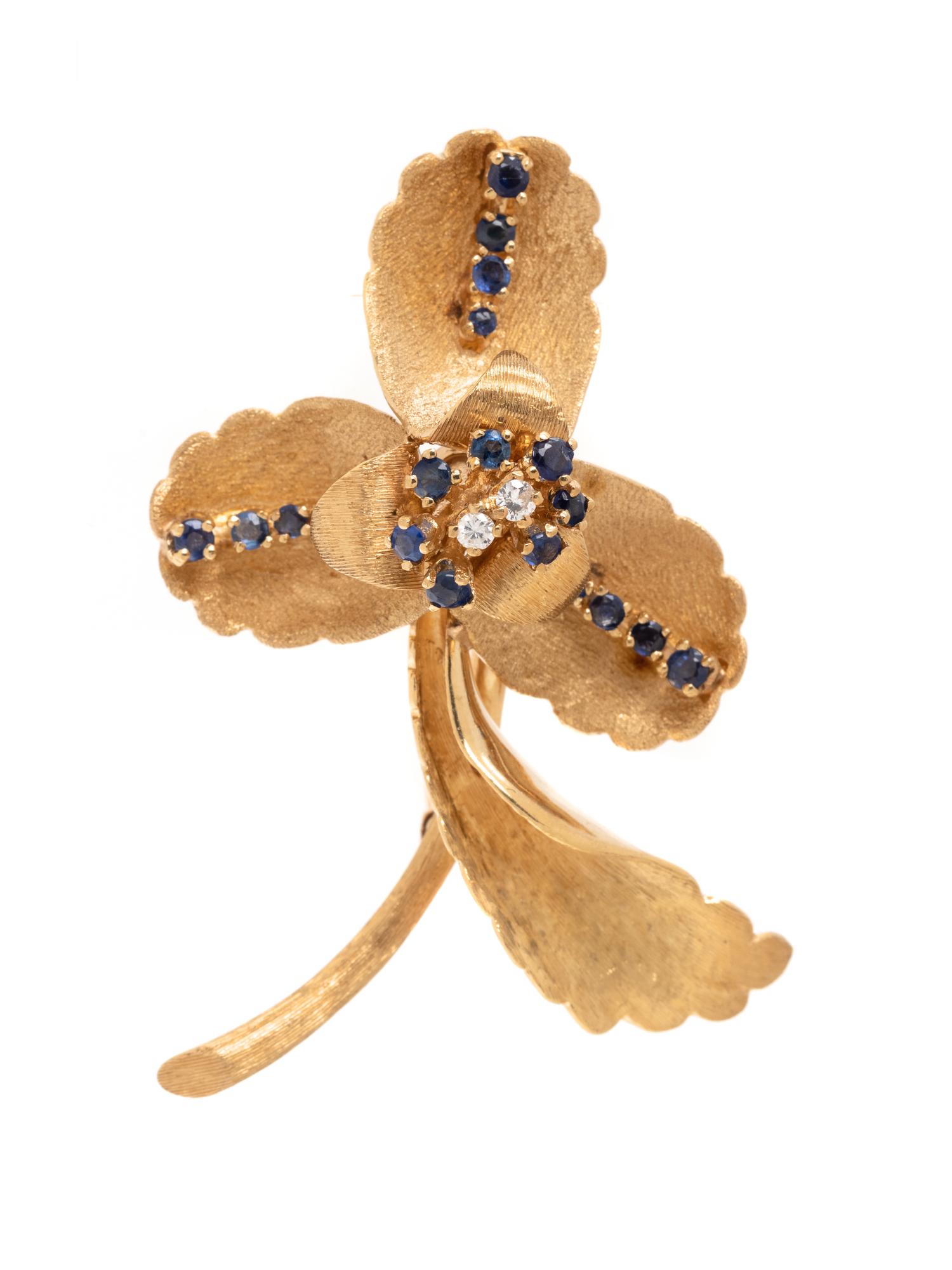 YELLOW GOLD, SAPPHIRE AND DIAMOND FLOWER BROOCH