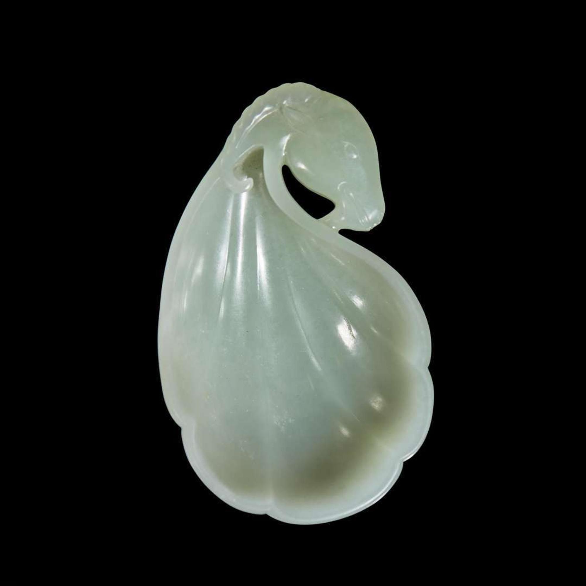 A small Chinese carved pale celadon jade Mughal-style coupe 痕都斯坦風格羊首小杯