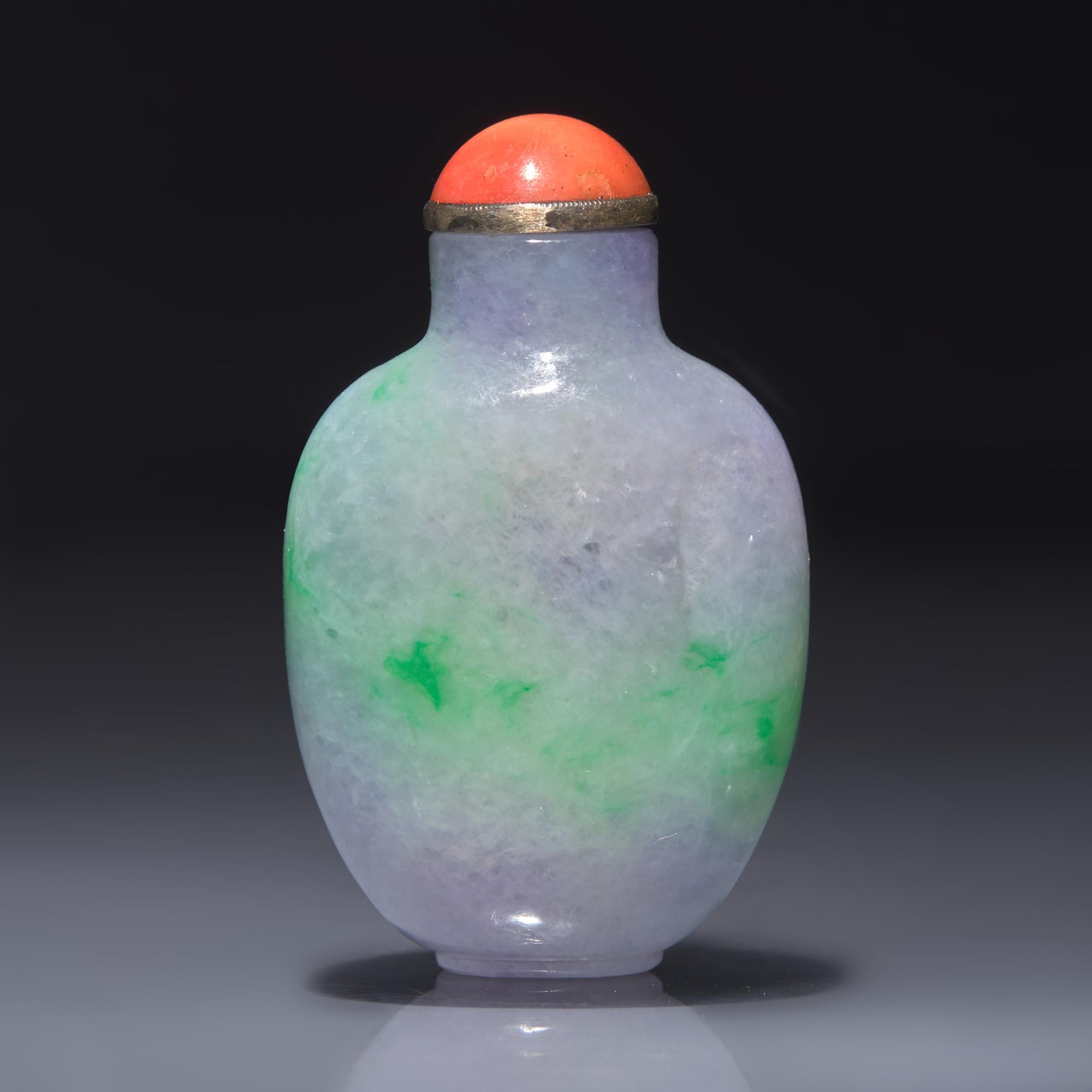 A Chinese Jadeite Snuff Bottle, Qing Dynasty, Late 19th Century — 清晚期 翡翠素面鼻煙壺