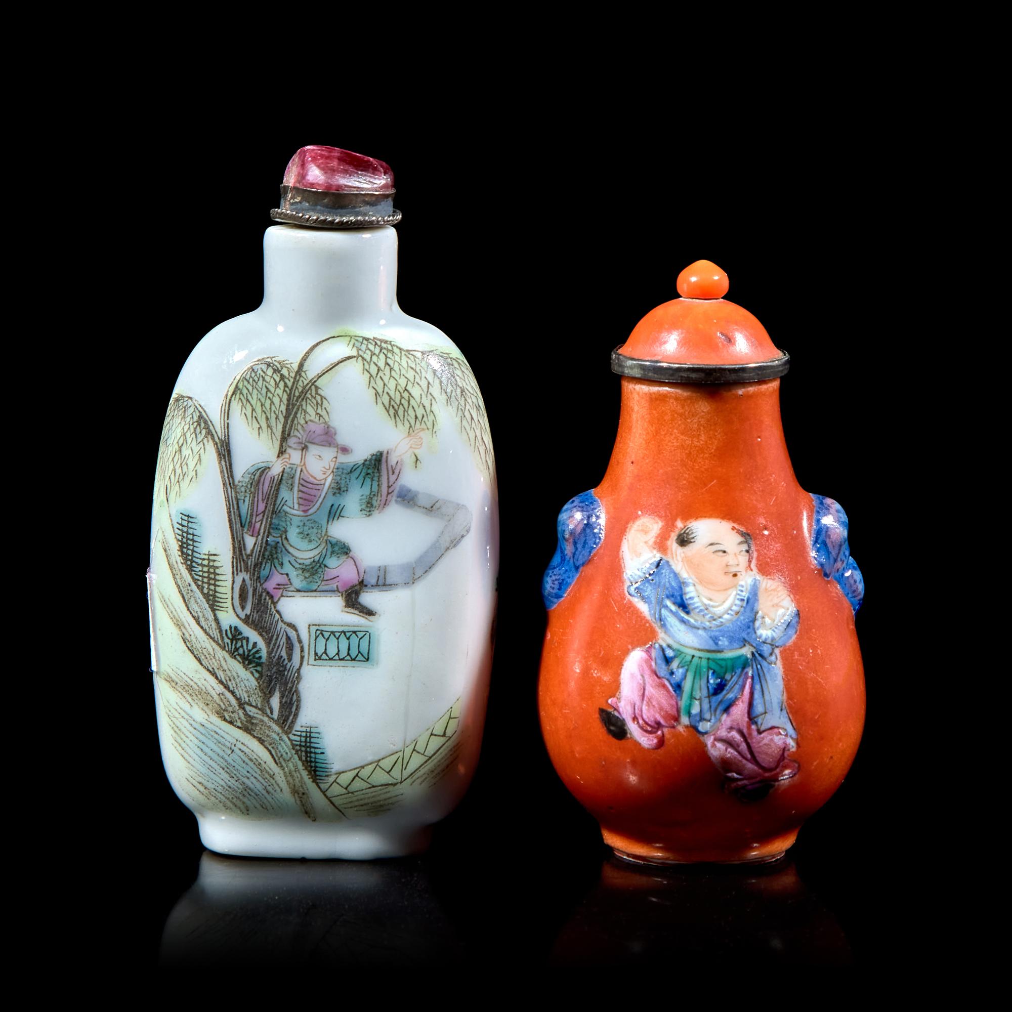 Two Chinese Famille Rose Porcelain Snuff Bottles 清晚期 粉彩鼻煙壺兩支