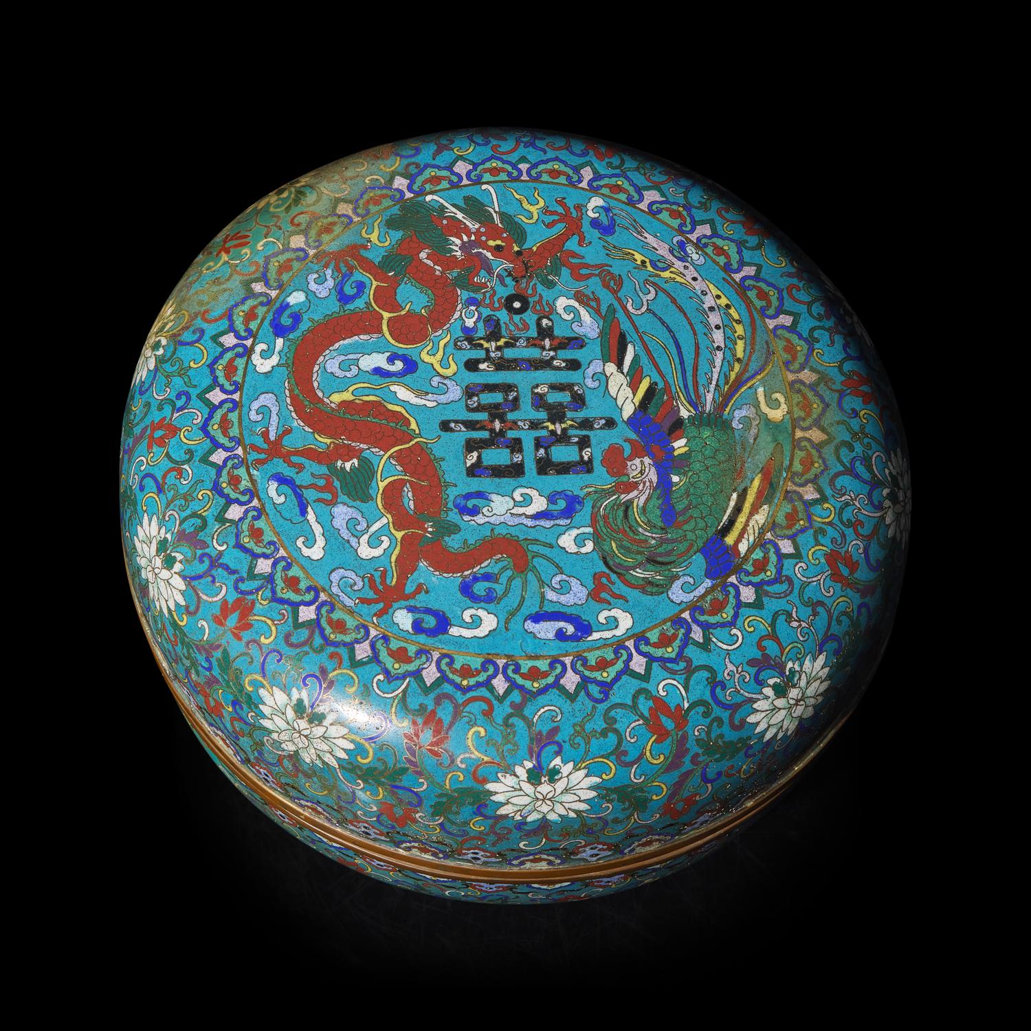 A Large Chinese Cloisonné Wedding Box, Late Qing to Early Republic Period — 晚清民國 掐絲琺琅捧盒