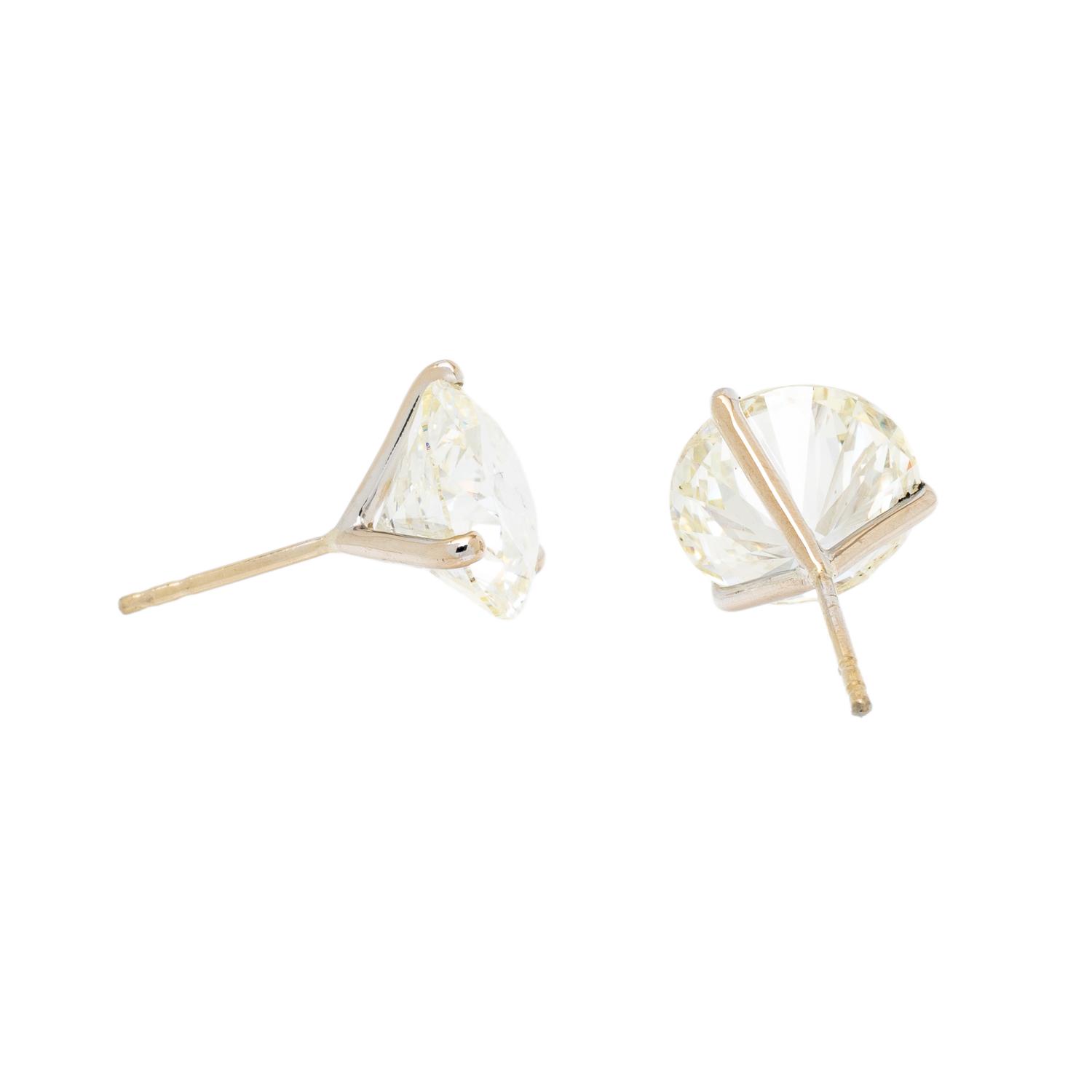 DIAMOND AND WHITE GOLD STUD EARRINGS