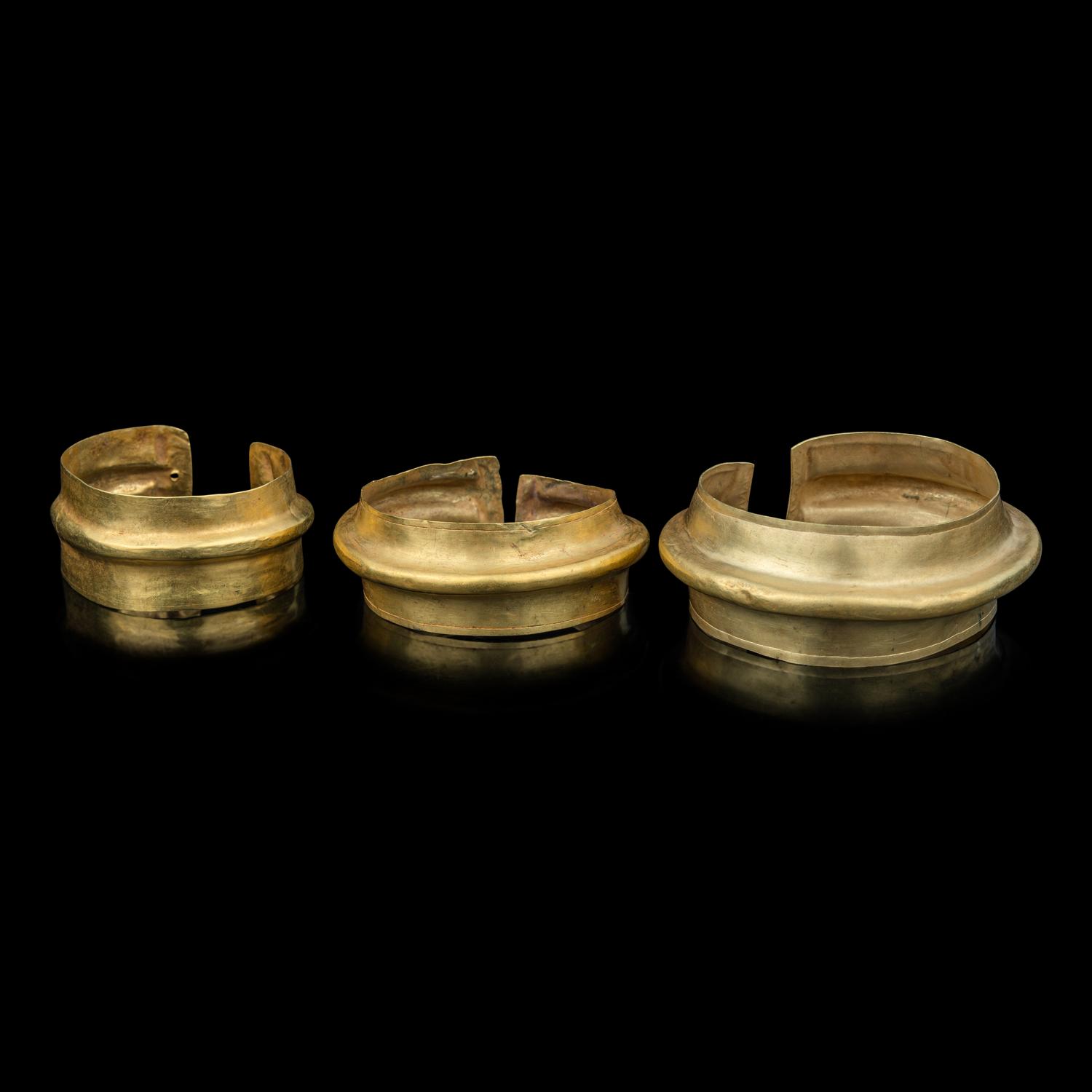 Three Chinese Gold Wrist Guard Bracelets, Southwest China, Yunan, Dian Kingdom 漢 古滇國金臂甲鐲一組三件