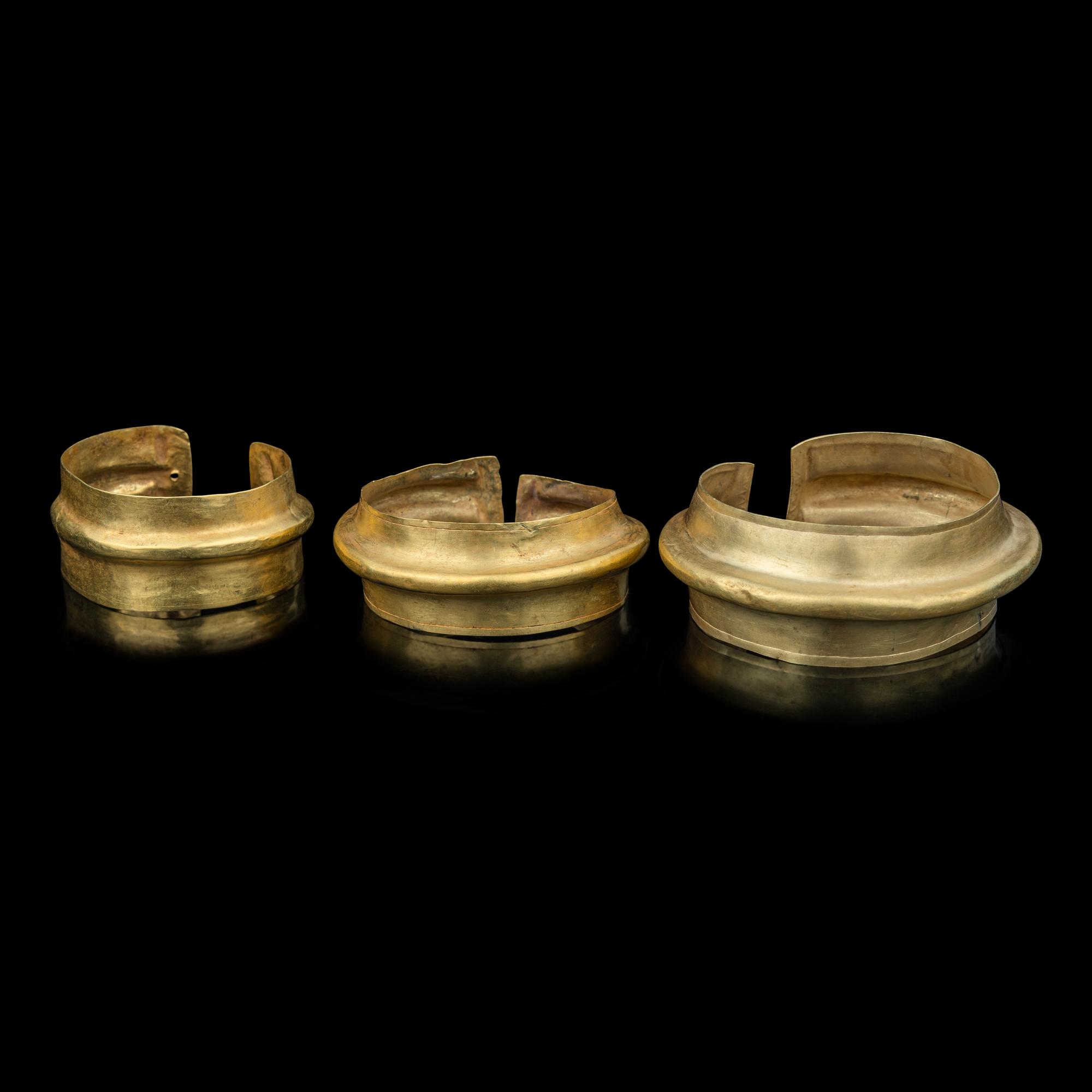 Three Chinese Gold Wrist Guard Bracelets, Southwest China, Yunan, Dian Kingdom 漢 古滇國金臂甲鐲一組三件
