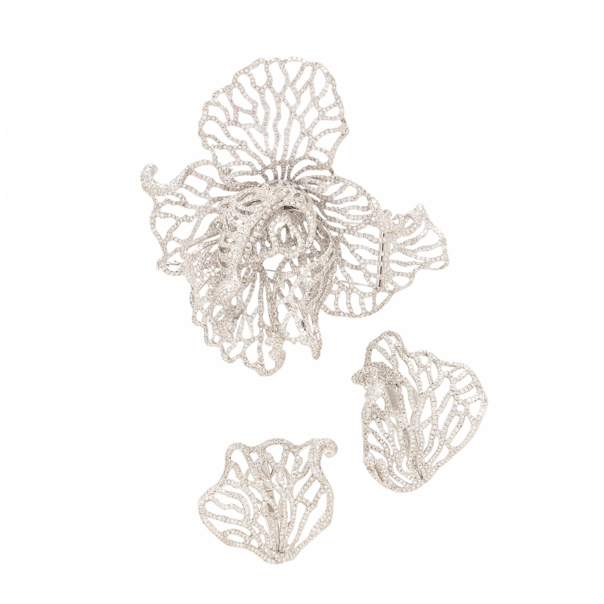 DIAMOND AND WHITE GOLD FOLIATE BROOCH AND EARRINGS