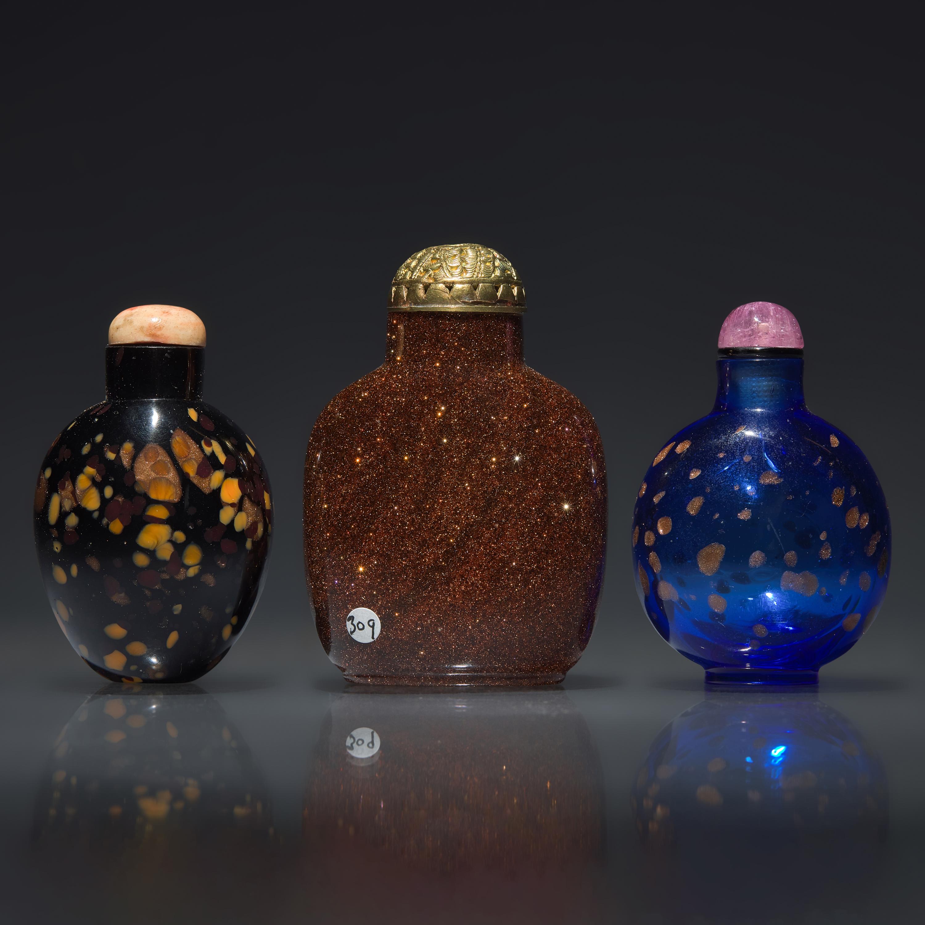 Three Chinese Glass Snuff Bottles, 18th-19th/20th Century — 清中期-民國 料器鼻煙壺三支