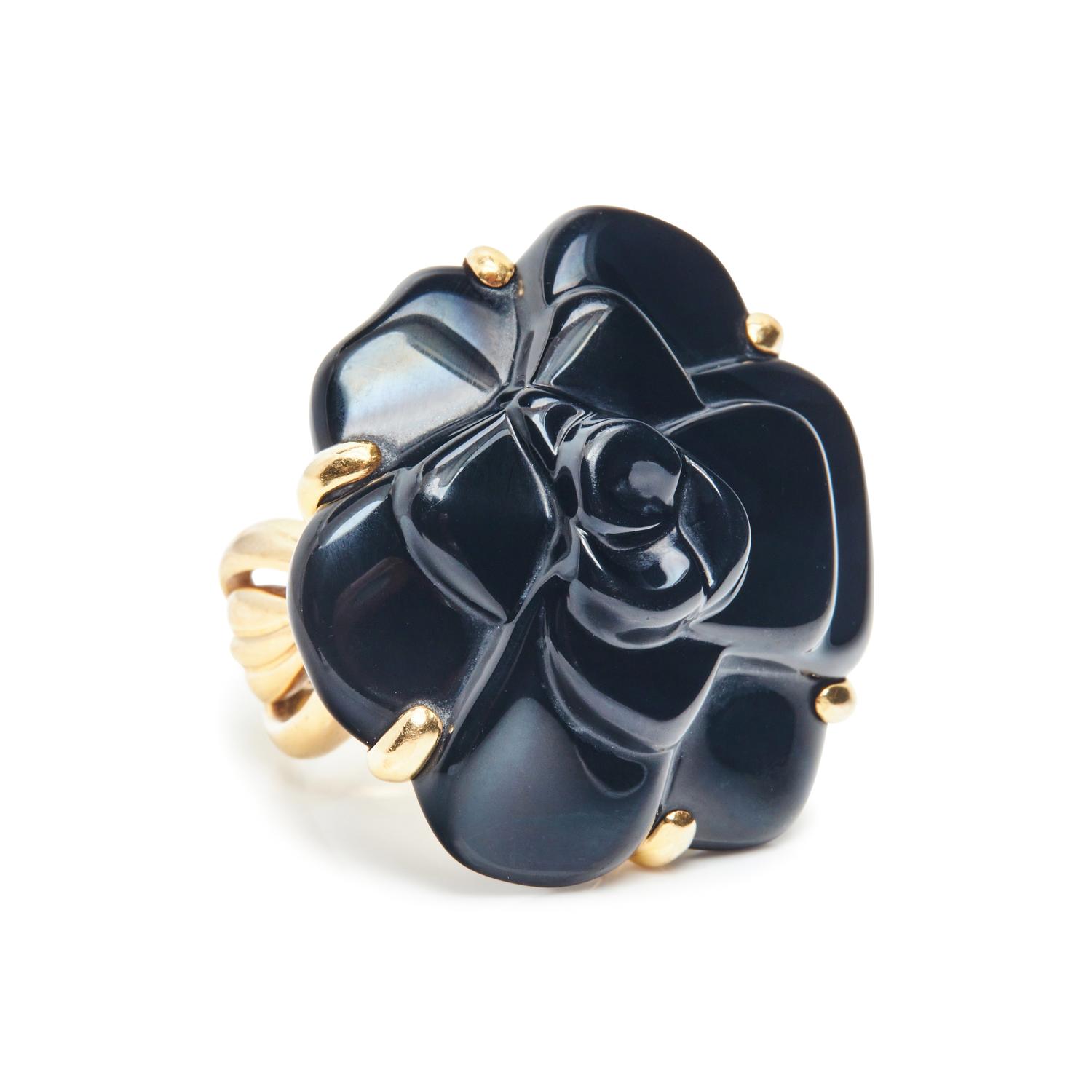 CHANEL, YELLOW GOLD AND CARVED ONYX CAMELLIA RING