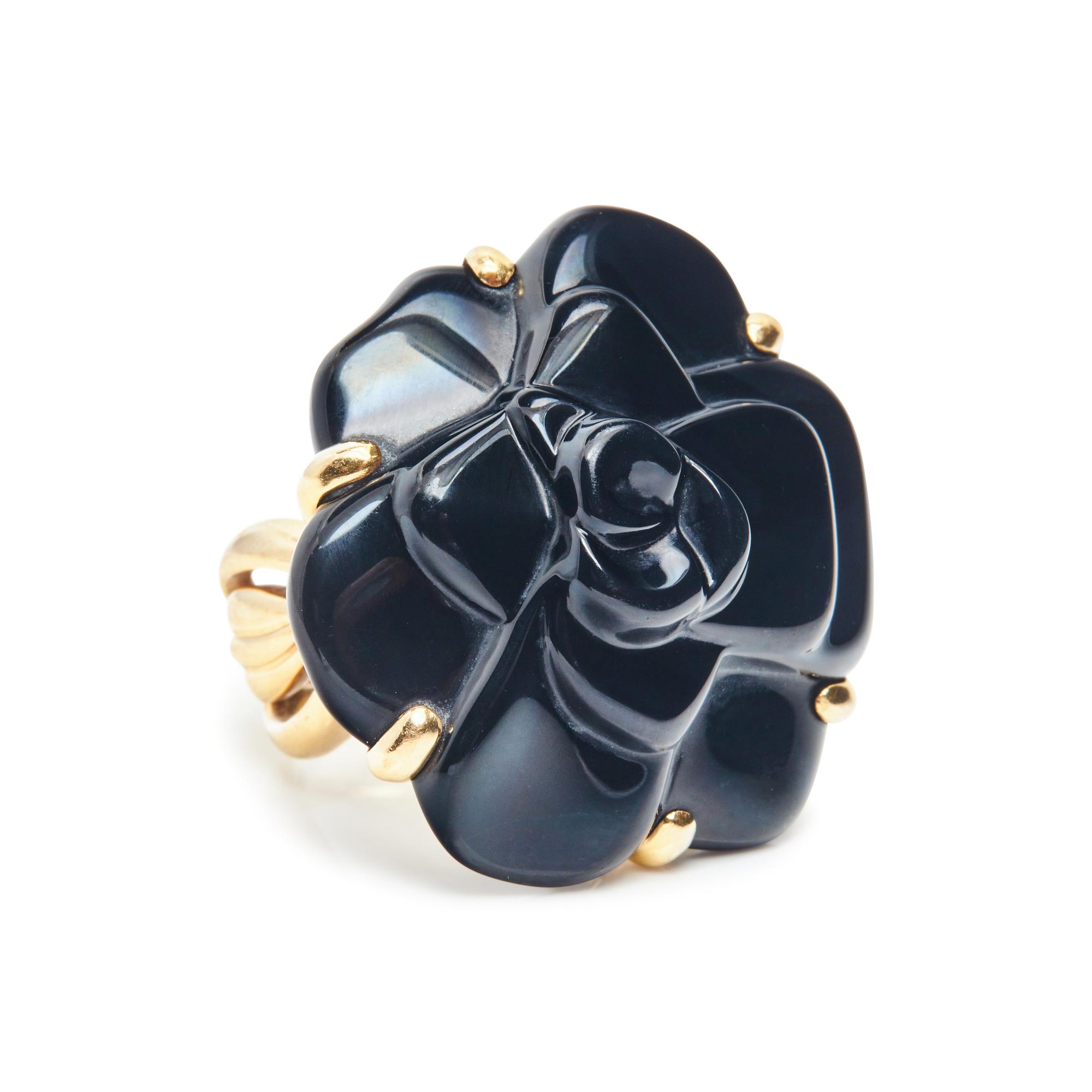 CHANEL, YELLOW GOLD AND CARVED ONYX CAMELLIA RING