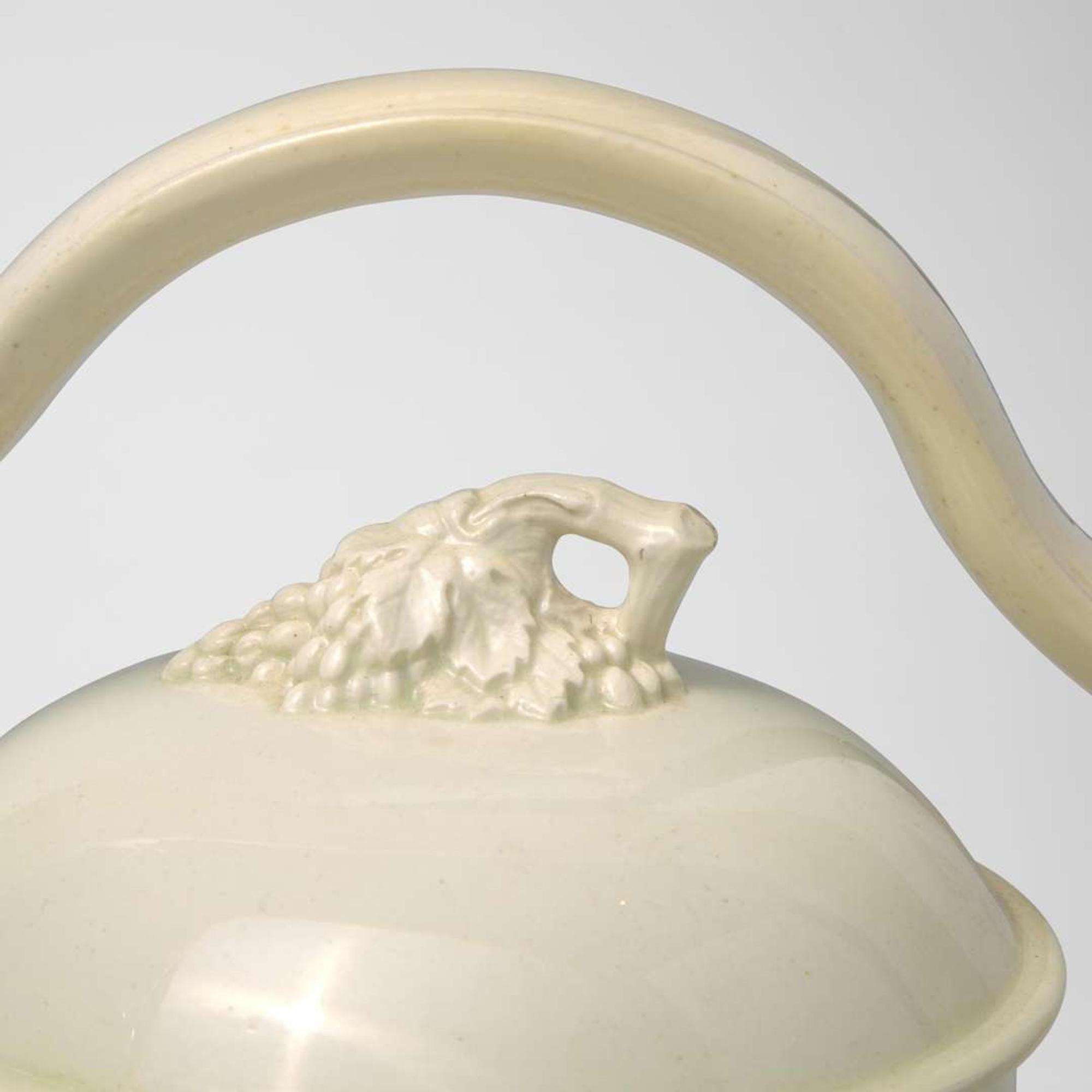 A Wedgwood Queensware Bail Handled Rum Pot with "Bunch-of-Grapes" Knop UK, circa 1800