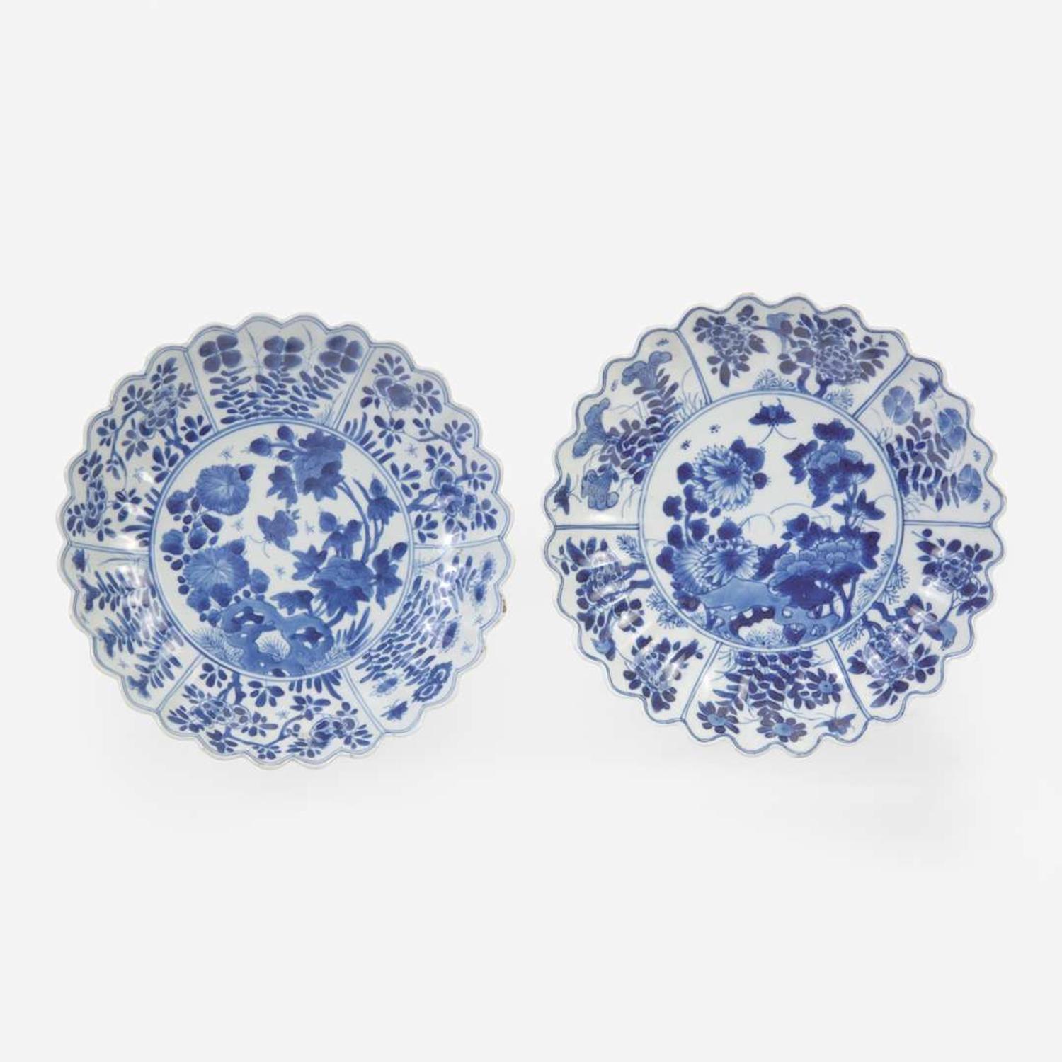 An associated pair of Chinese export blue and white porcelain "Chrysanthemum" dishes 青花出口瓷菊瓣盘 或一对 Kangxi period ? ??