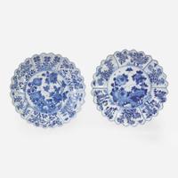 An associated pair of Chinese export blue and white porcelain "Chrysanthemum" dishes 青花出口瓷菊瓣盘 或一对 Kangxi period ? ??