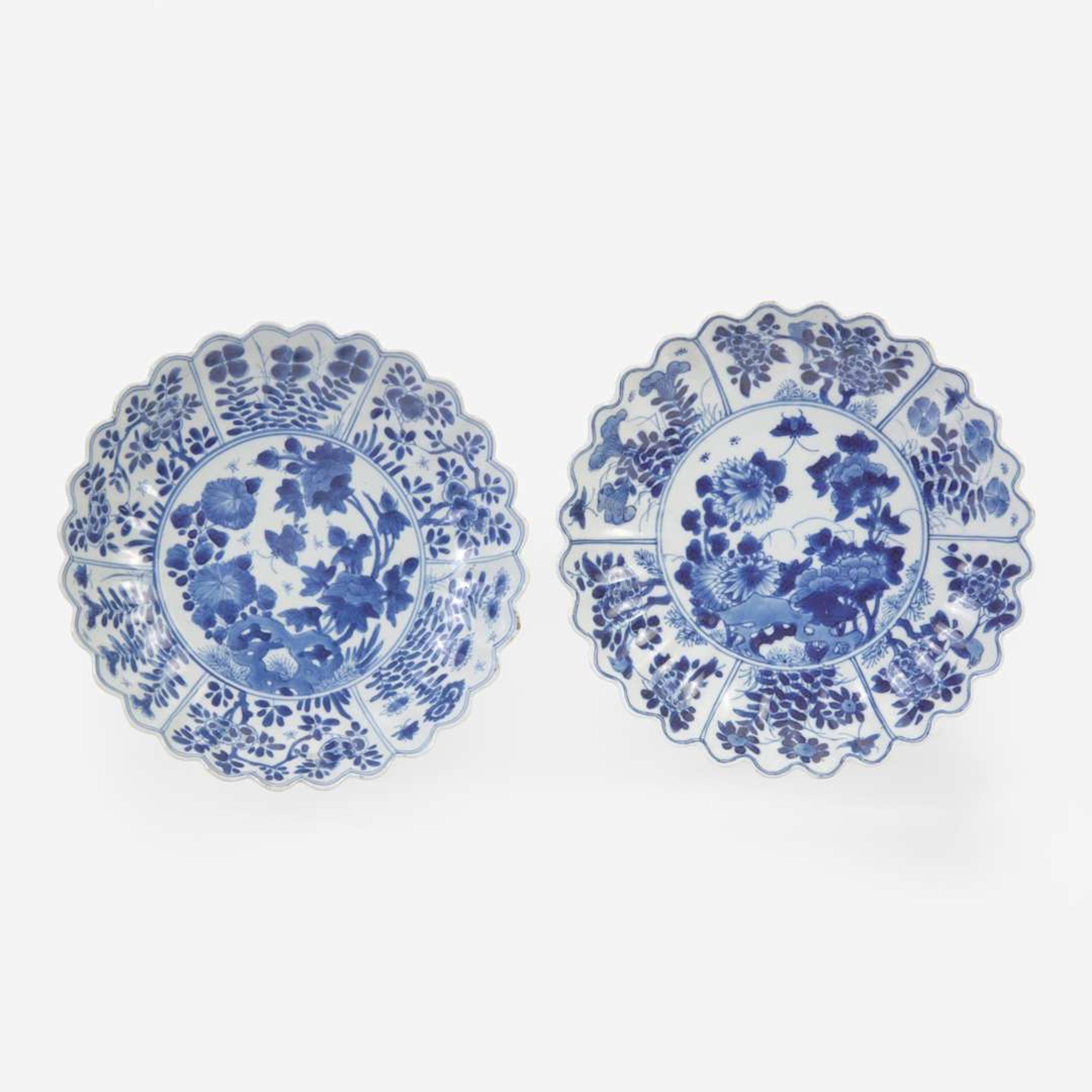 An associated pair of Chinese export blue and white porcelain "Chrysanthemum" dishes 青花出口瓷菊瓣盘 或一对 Kangxi period ? ??