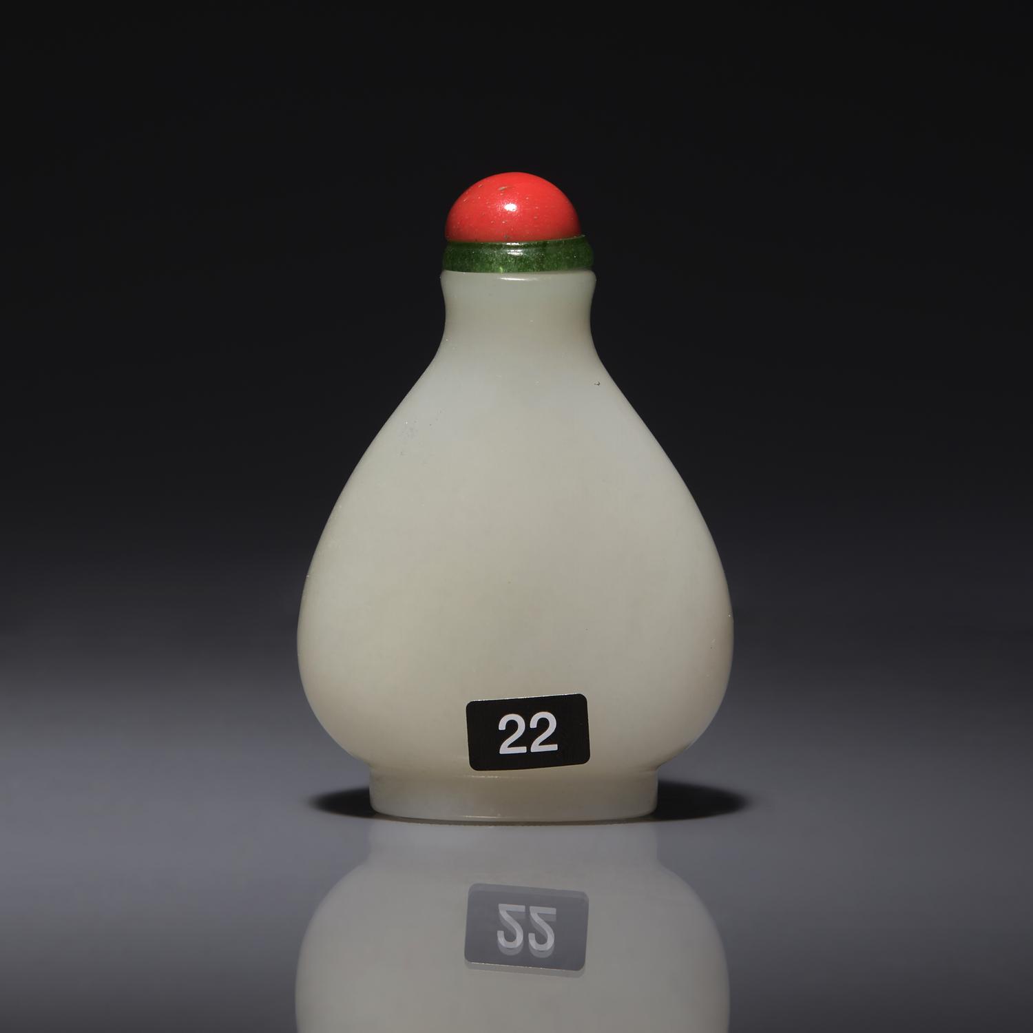 A Chinese White Jade Snuff Bottle, 18th/19th Century 清中期 白玉素面鼻烟壺