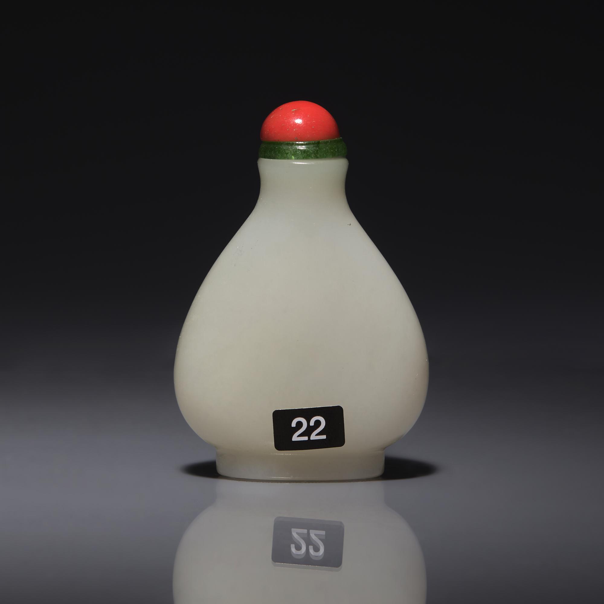 A Chinese White Jade Snuff Bottle, 18th/19th Century 清中期 白玉素面鼻烟壺