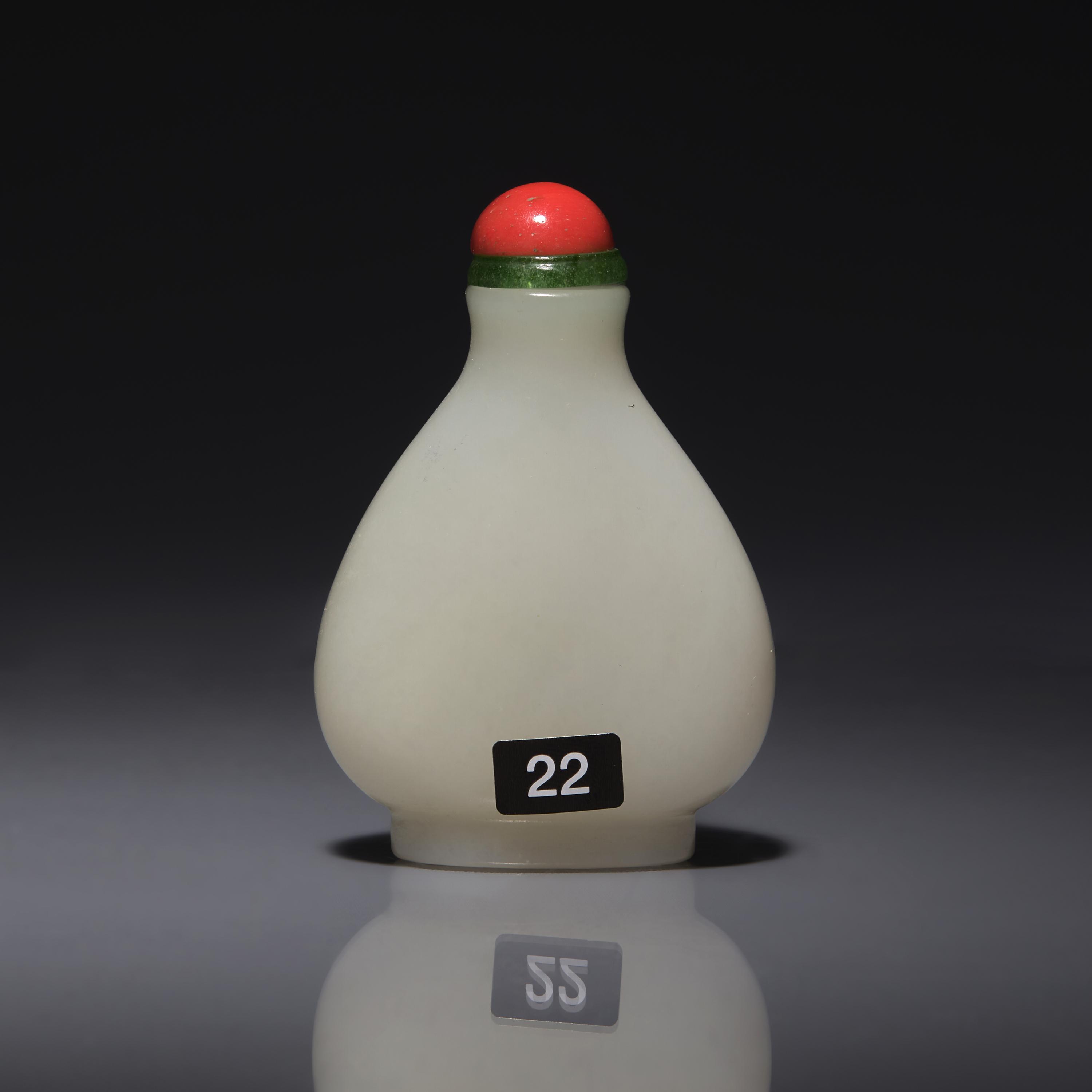 A Chinese White Jade Snuff Bottle, 18th/19th Century 清中期 白玉素面鼻烟壺