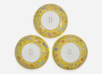 A group of three Chinese yellow-ground dishes, Guangxu marks and probably of the period 五蝙黃地盤一組三件 光緒款 或清光緒