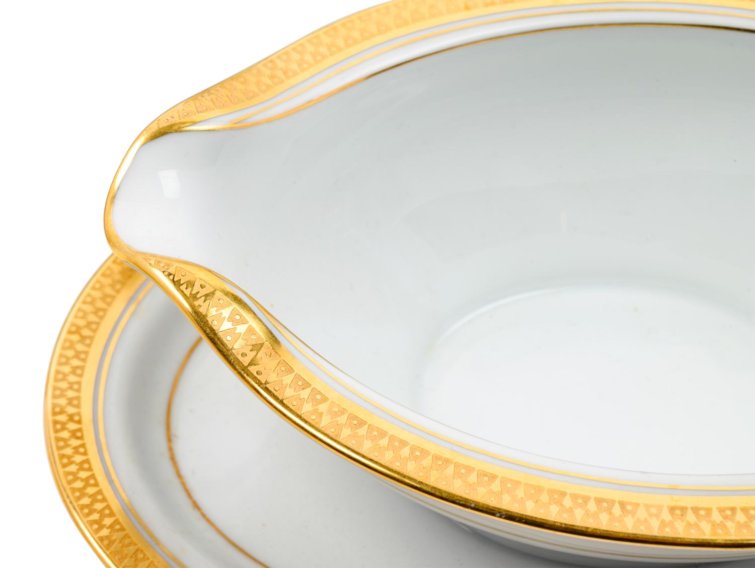 A Noritake Goldridge Porcelain Dinner Service