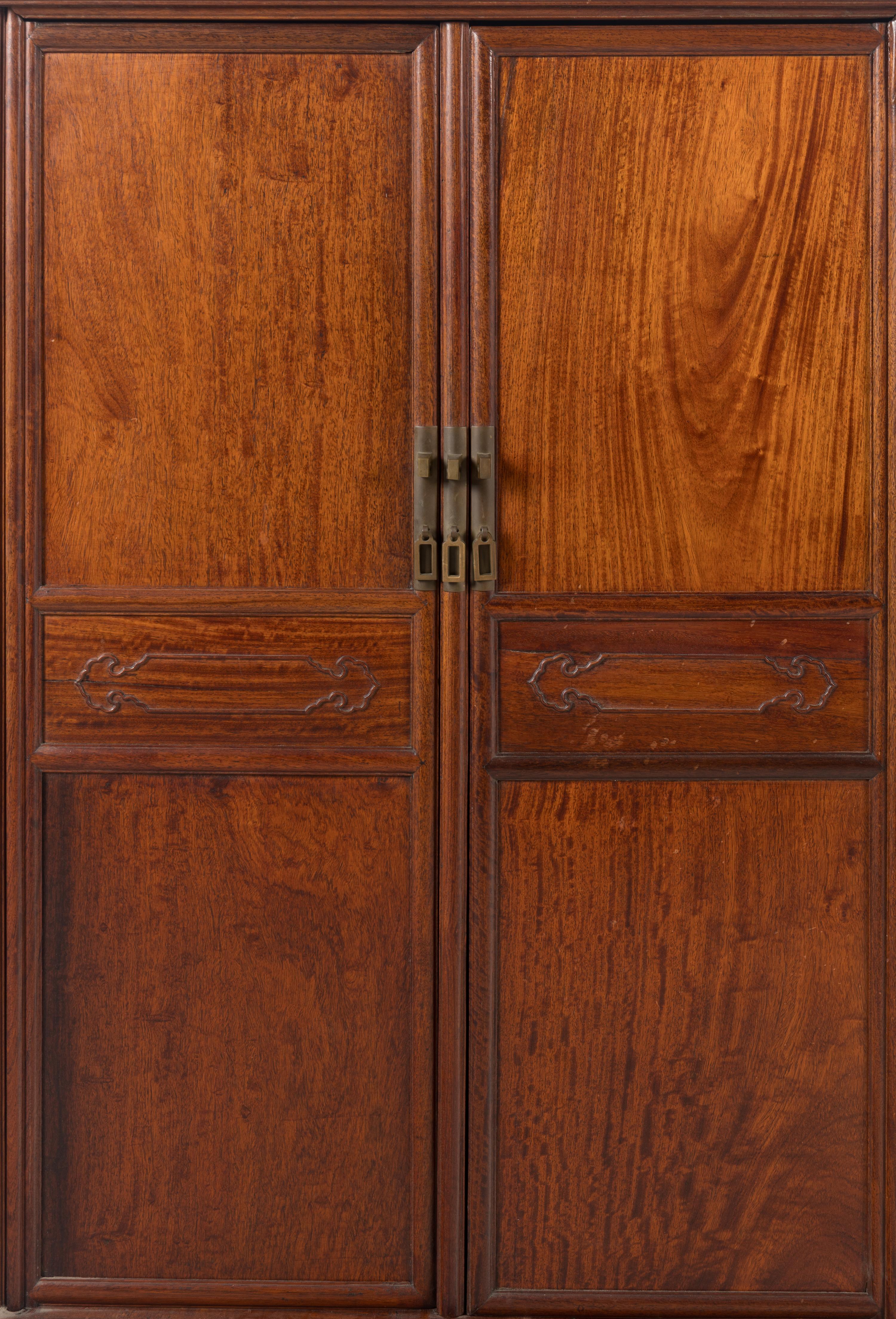 A Pair of Chinese Hardwood Round Corner Tapered Cabinets, Yuanjiaogui, 20th Century 近代 硬木圓角櫃一對