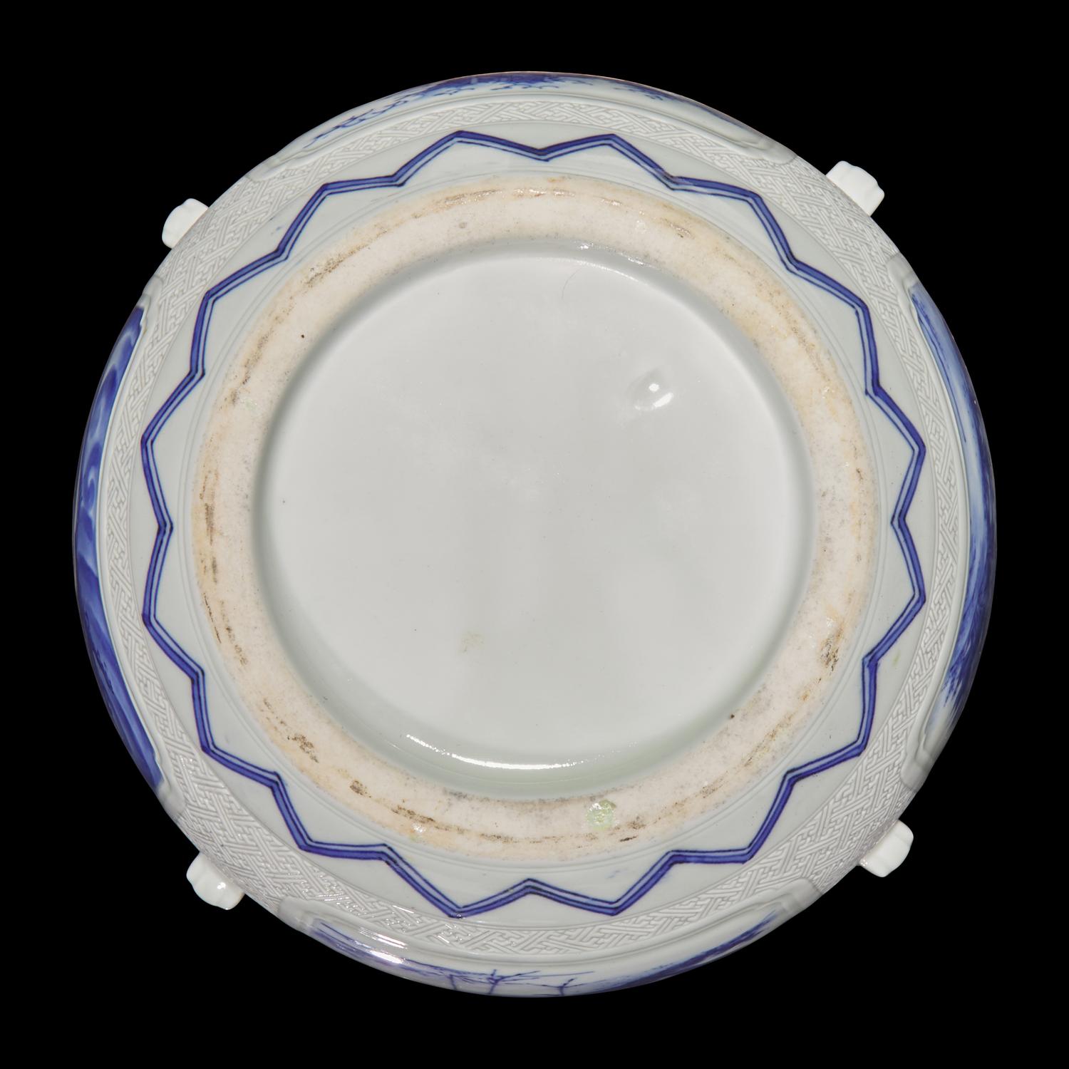A Japanese Hirado Porcelain Globular Jar and Cover, Meiji Period 日本 明治時期 平戶燒山水瑞獸圖獅紐蓋罐
