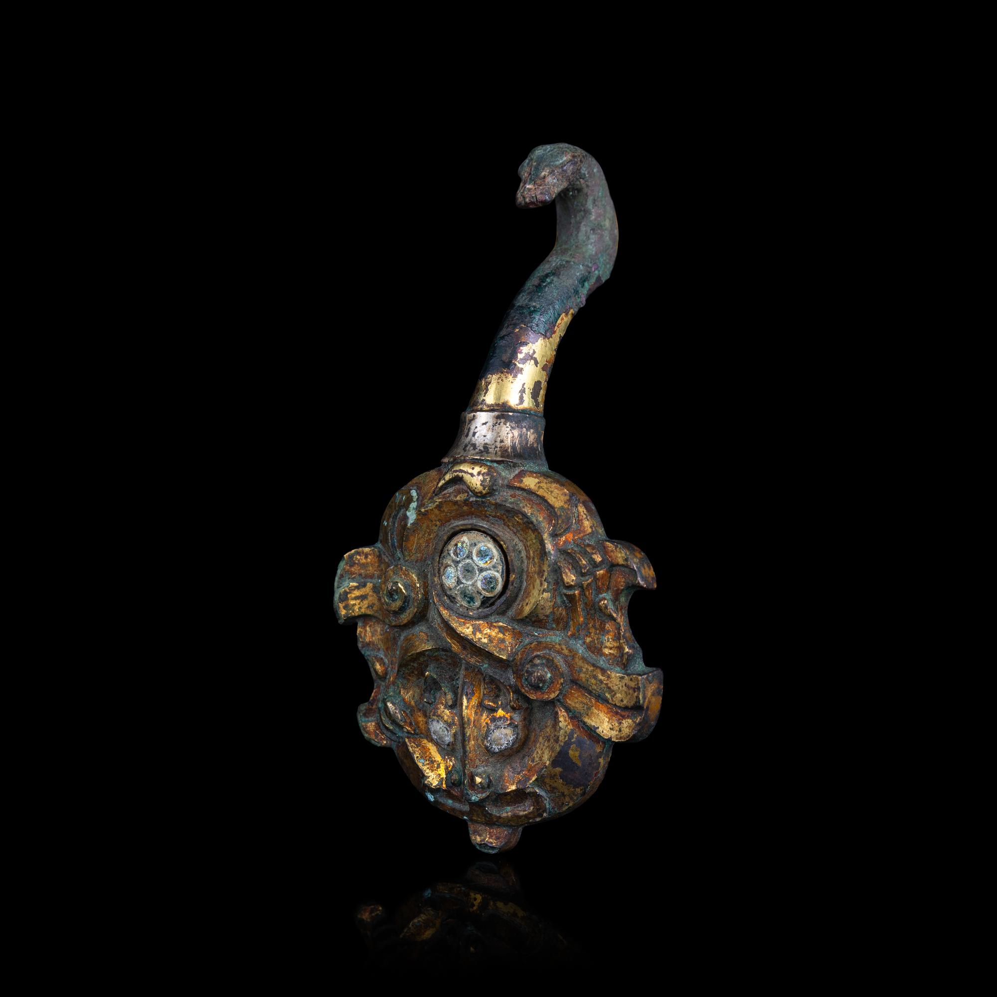 A Rare Chinese Inlaid Gilt Bronze Belt Hook, Eastern Zhou-Warring States Period 東周-戰國 銅鎏金嵌蜻蜓眼琉璃珠帶 鉤