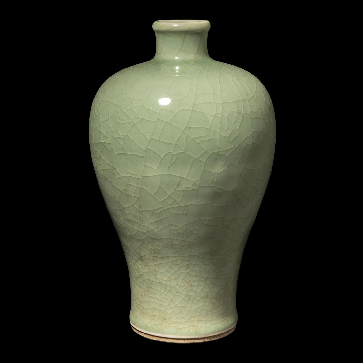 A Chinese Crackled Celadon Glazed Porcelain Meiping Vase, 19th/Early 20th Century 晚清/民國 青釉梅瓶