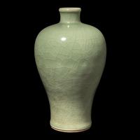 A Chinese Crackled Celadon Glazed Porcelain Meiping Vase, 19th/Early 20th Century 晚清/民國 青釉梅瓶
