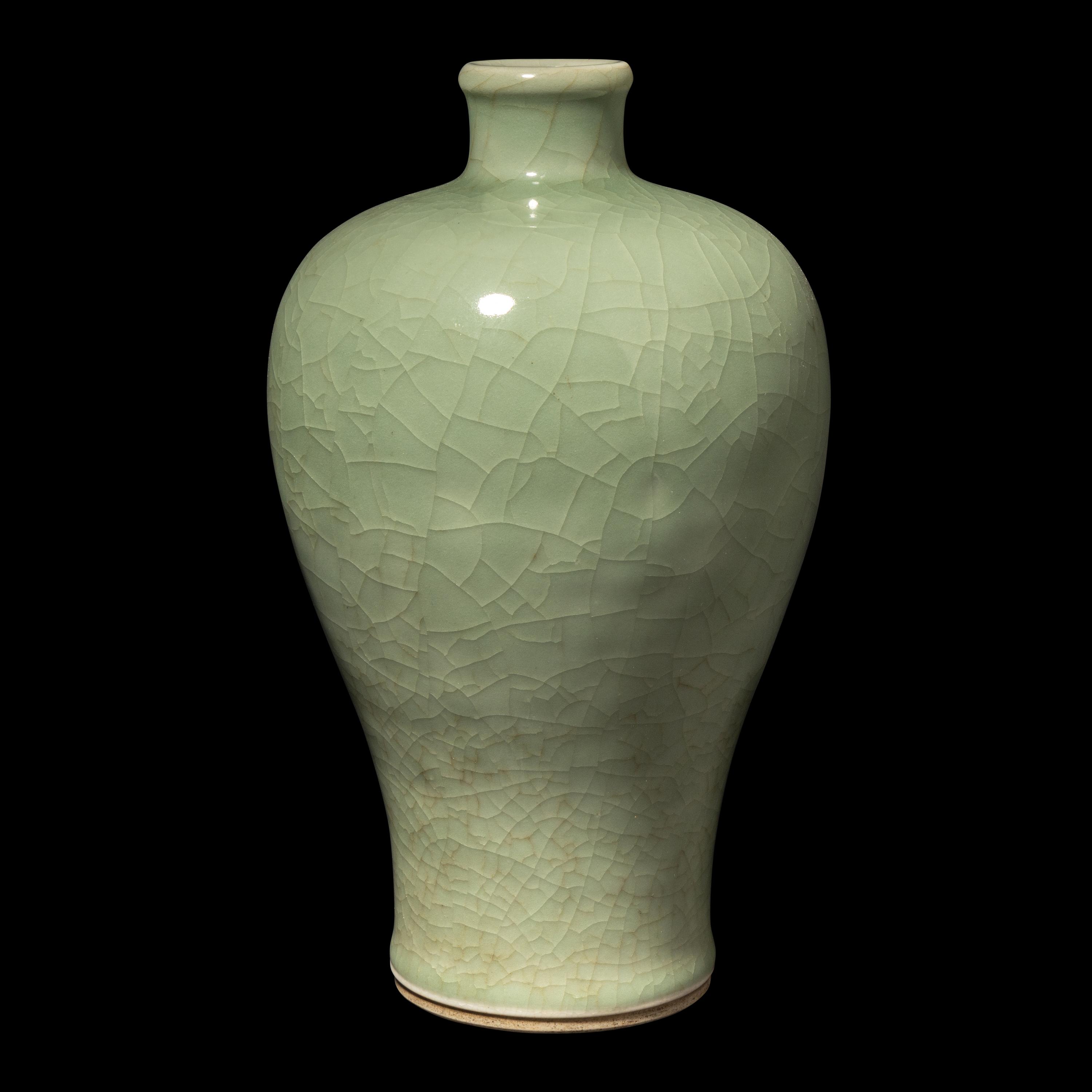 A Chinese Crackled Celadon Glazed Porcelain Meiping Vase, 19th/Early 20th Century 晚清/民國 青釉梅瓶