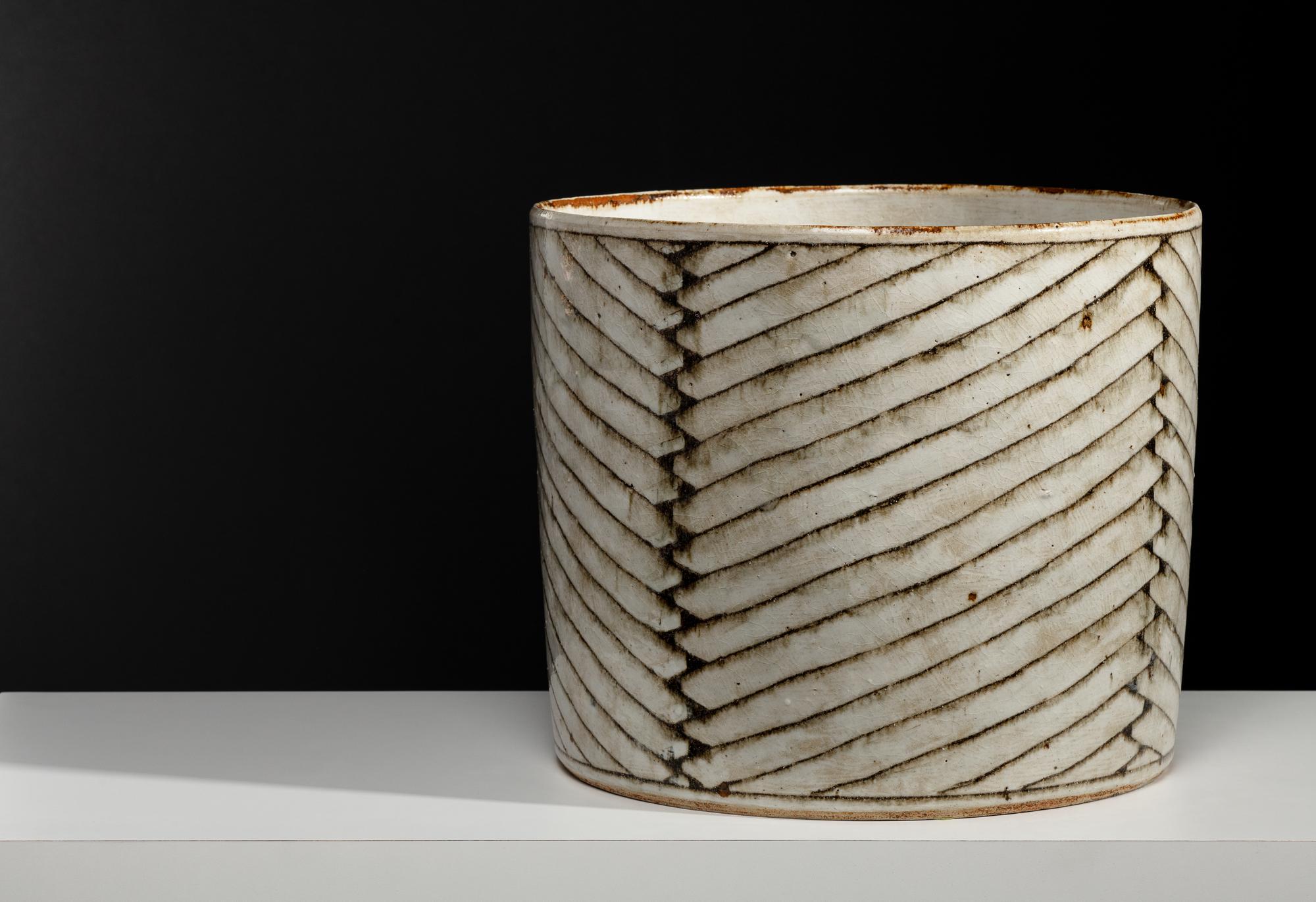 Monumental Cylindrical Vessel (kumme), 1976