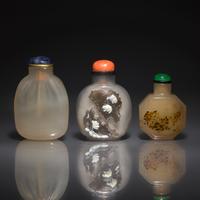 Three Chinese Agate Snuff Bottles, 18th to 19th/20th Century — 清 瑪瑙鼻烟壺三支