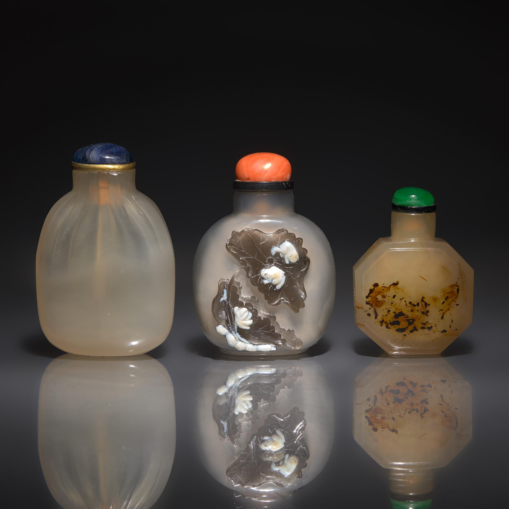 Three Chinese Agate Snuff Bottles, 18th to 19th/20th Century — 清 瑪瑙鼻烟壺三支