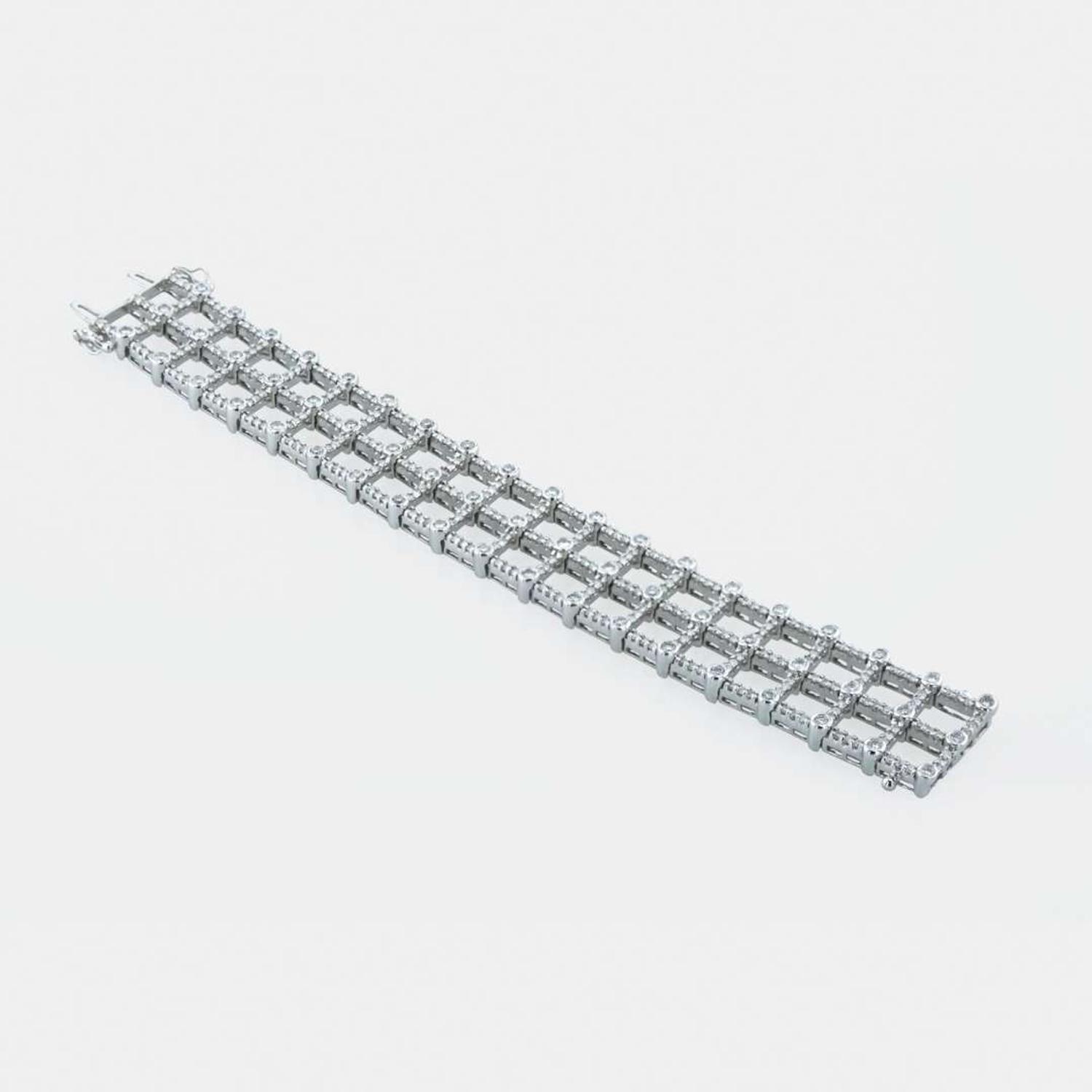 An 18K white gold and diamond bracelet