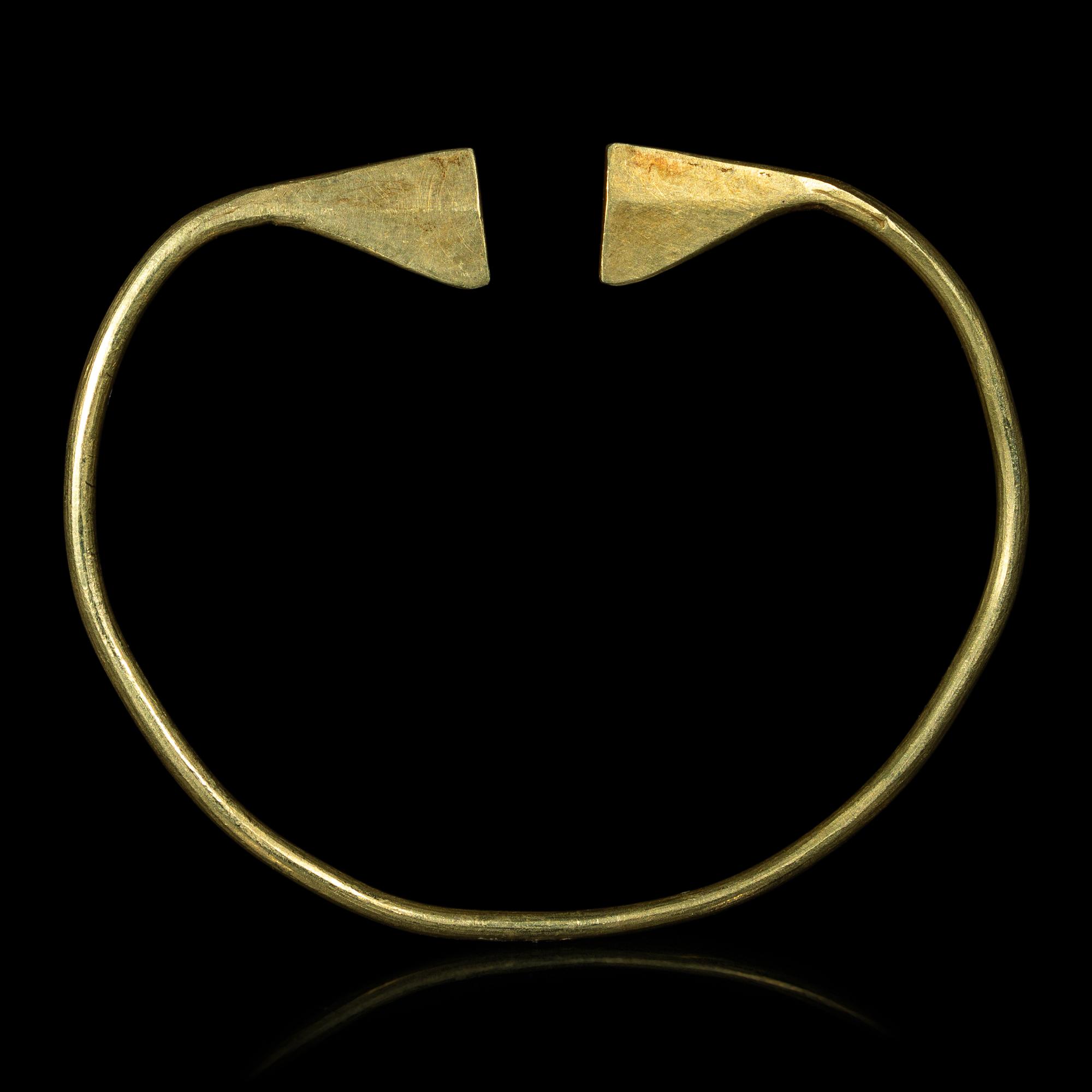 A Chinese Gold Jue- Form Ornament, Possibly Late Shang-Western Zhou 或爲晚商-西周期 玦形金飾