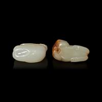 Two Chinese White Jade Carvings and a Glass Overlay Snuff Bottle, Qing Dynasty 清 白玉瑞獸兩件及套料鼻煙壺