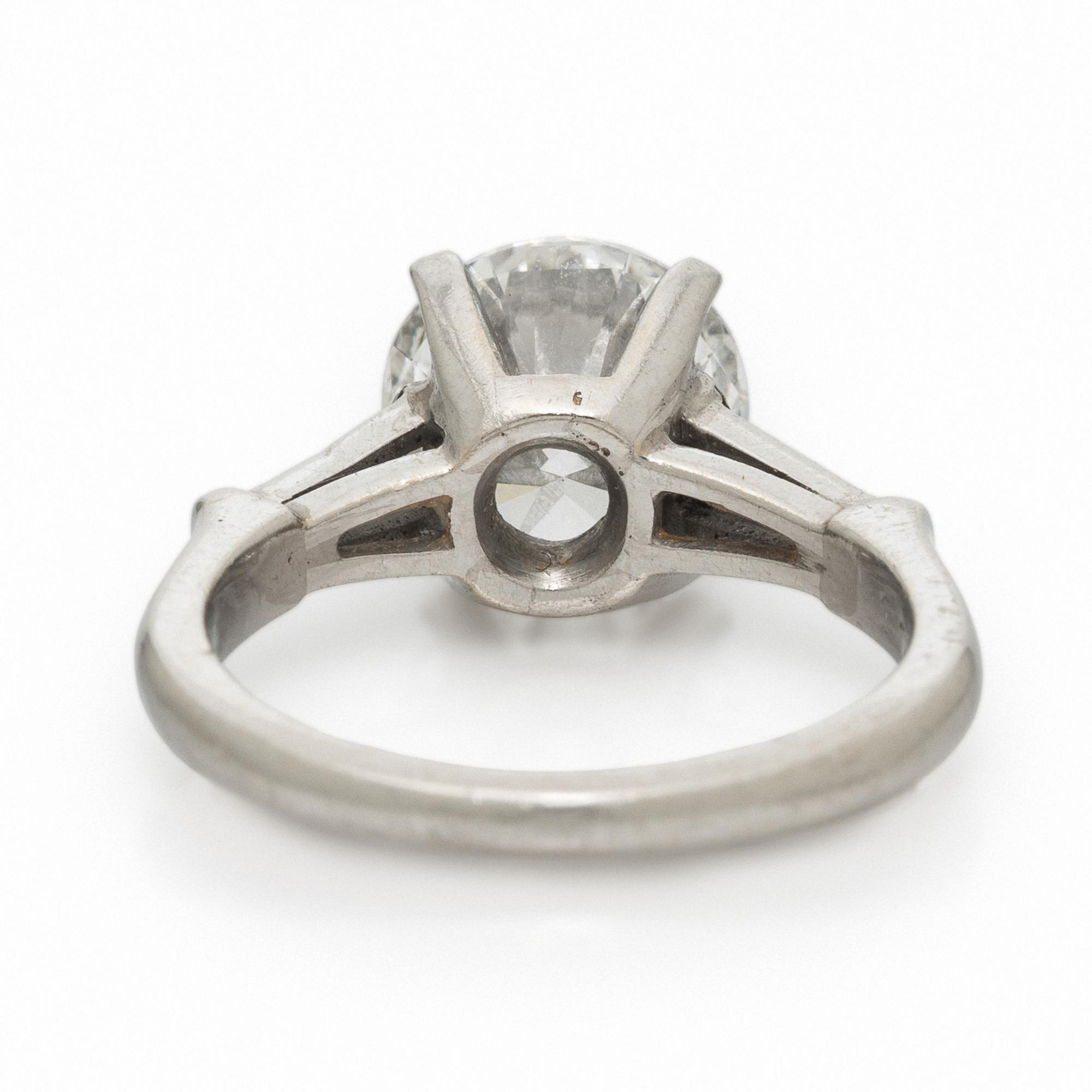 CARTIER, DIAMOND AND PLATINUM RING