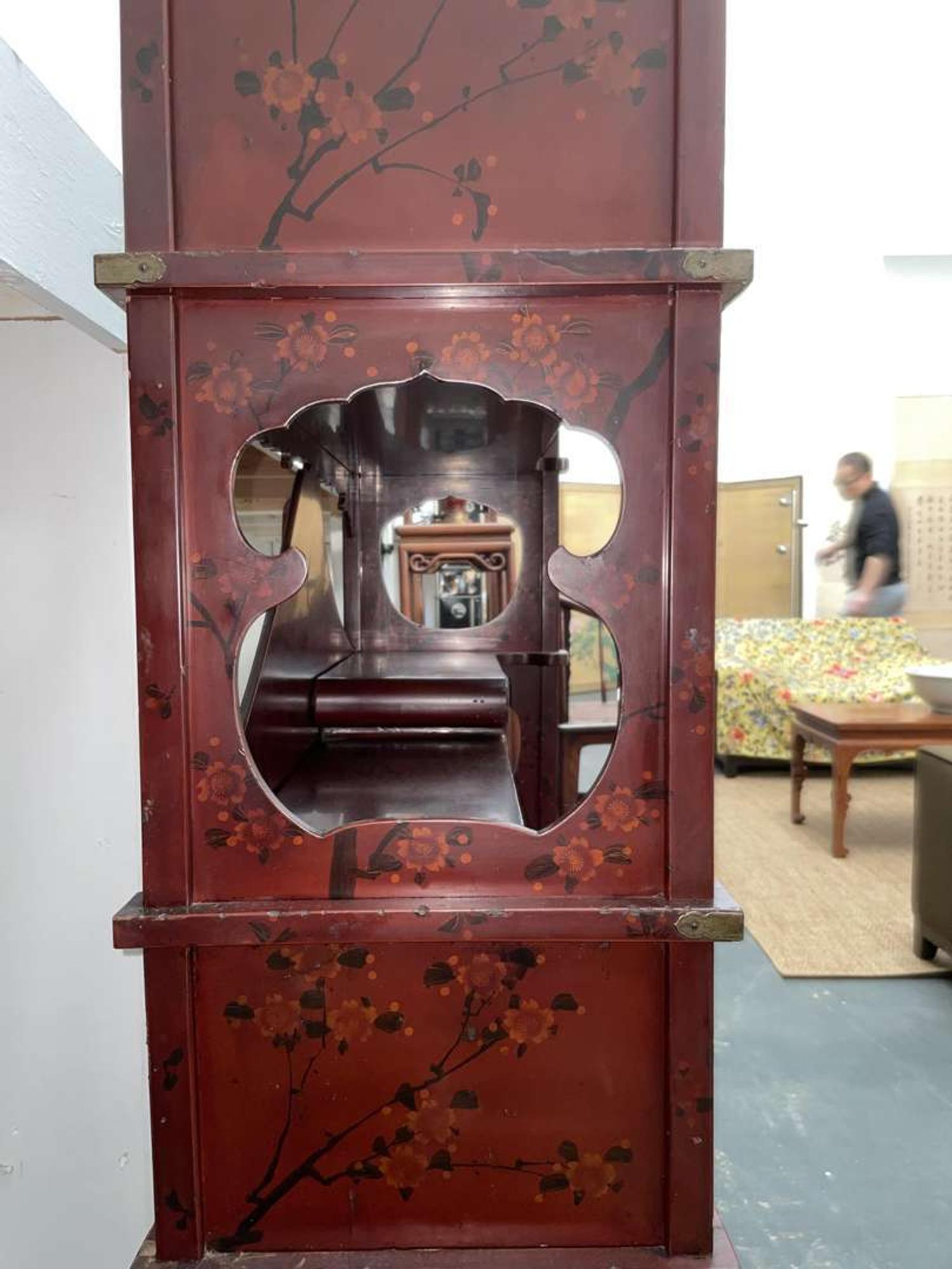 A Japanese lacquer display cabinet with cloisonné panels 日本漆器立柜及底座 Late Meiji period ????