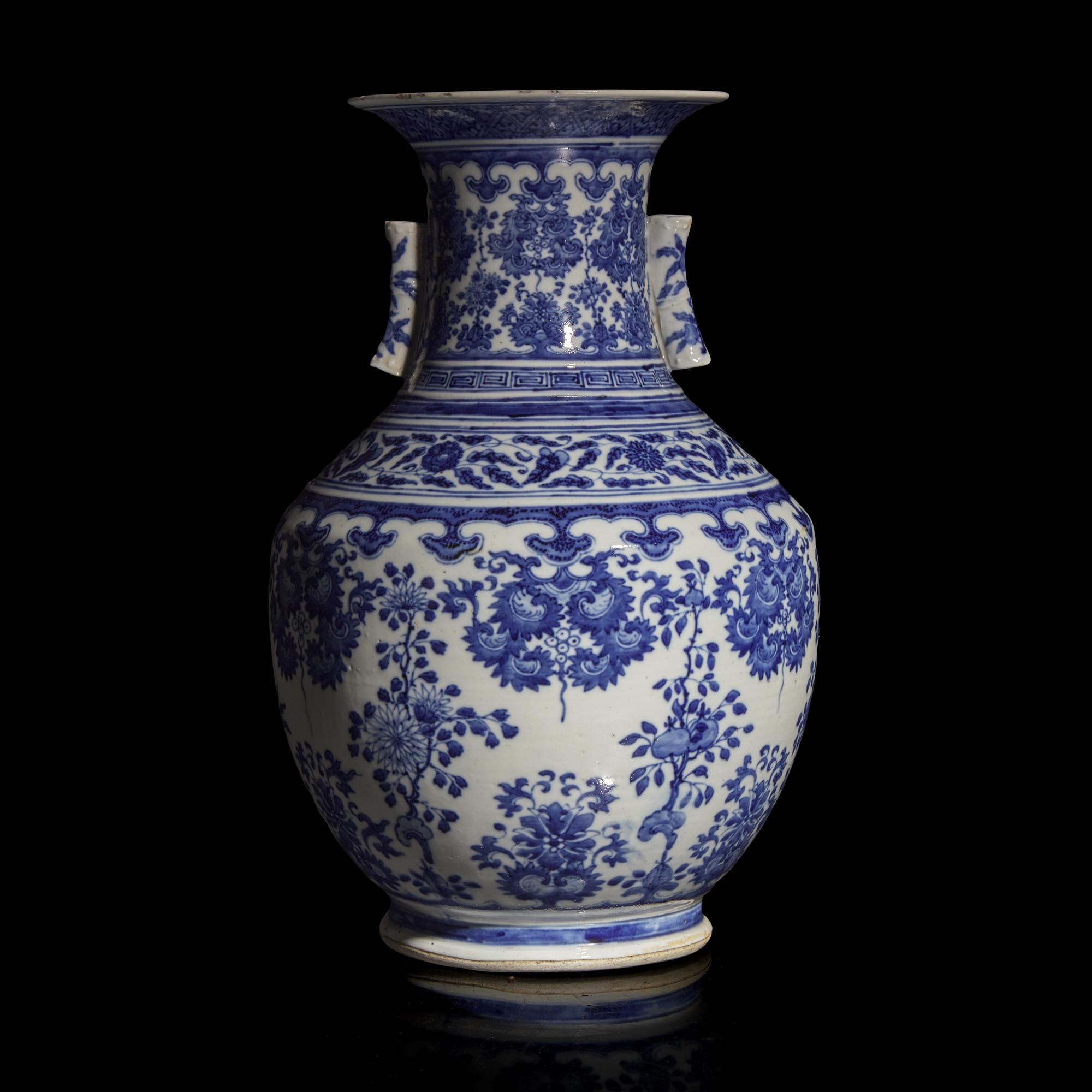 A Chinese Blue and White Ming Style Vase, Qianlong/Jiaqing Period — 清乾隆/嘉慶 青花花果紋賞瓶
