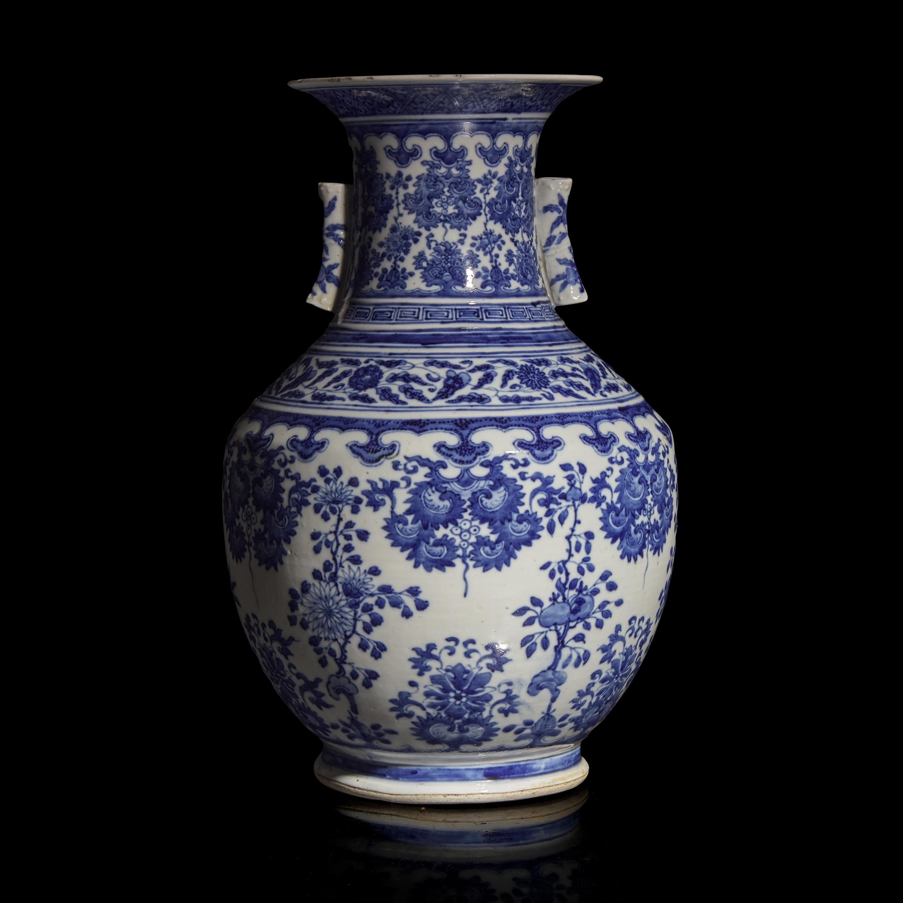 A Chinese Blue and White Ming Style Vase, Qianlong/Jiaqing Period — 清乾隆/嘉慶 青花花果紋賞瓶