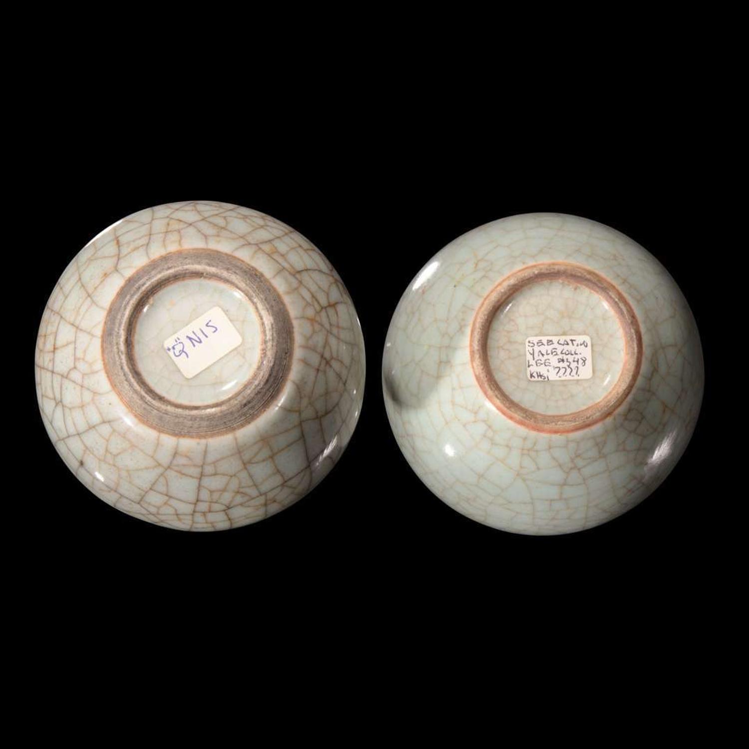 A Chinese Ge style small jar and a similarly glazed vase 哥窑风格小罐一组两件 Qing dynasty ?