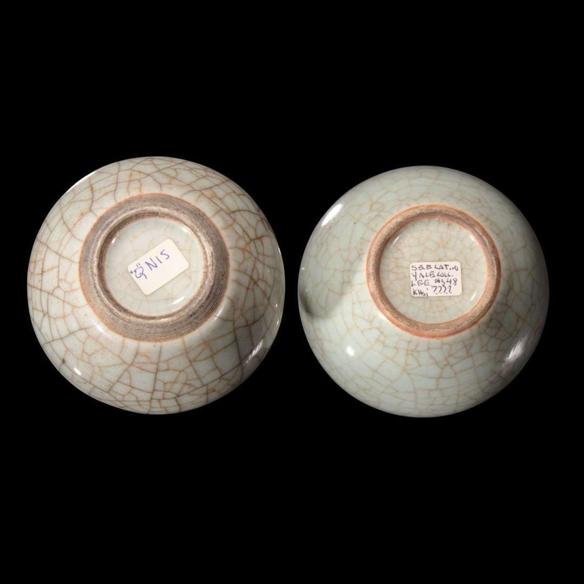 A Chinese Ge style small jar and a similarly glazed vase 哥窑风格小罐一组两件 Qing dynasty ?