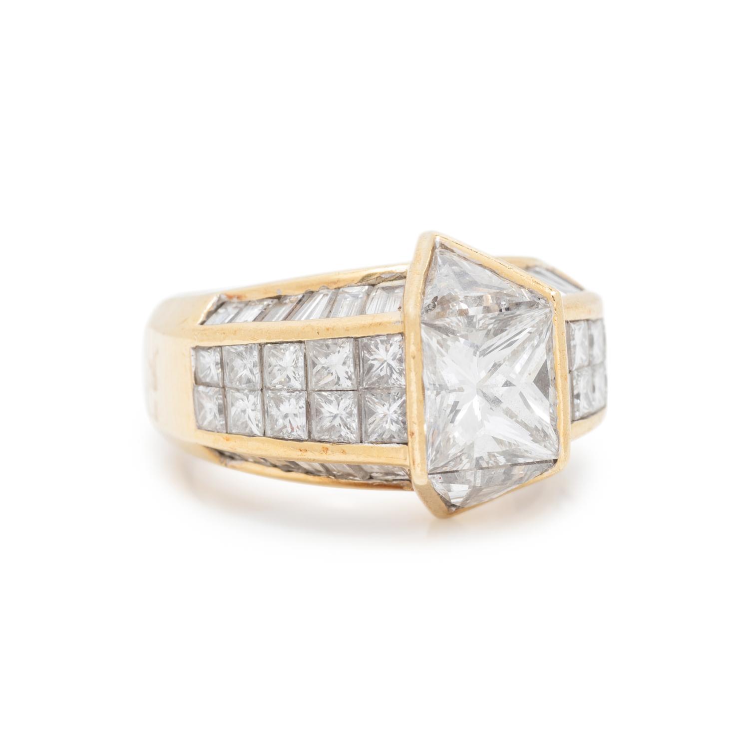 YELLOW GOLD AND DIAMOND RING