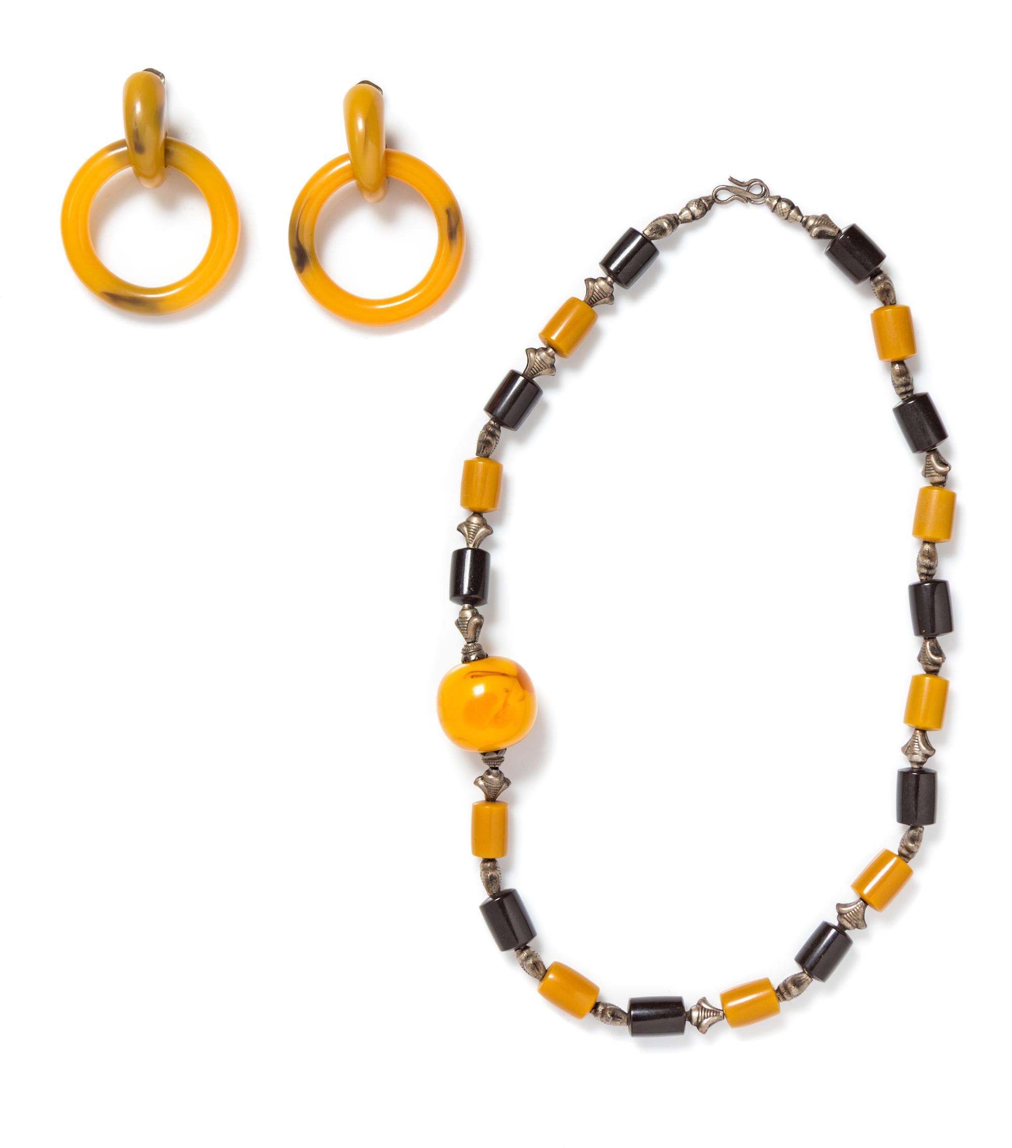 A Vintage Bakelite Bead Necklace, 24", 3" x 2".