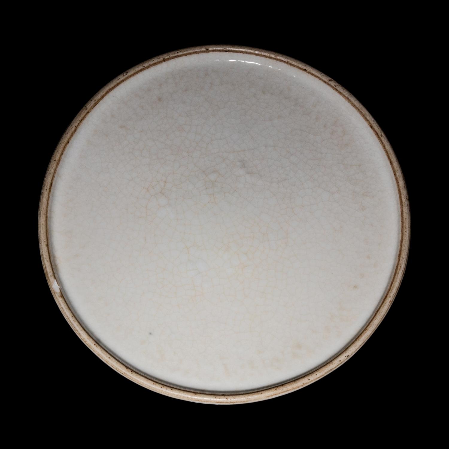 A Chinese White Glazed Soft Paste Porcelain Beehive Water Pot, 18th/19th Century 清中期 白釉暗團花太白尊