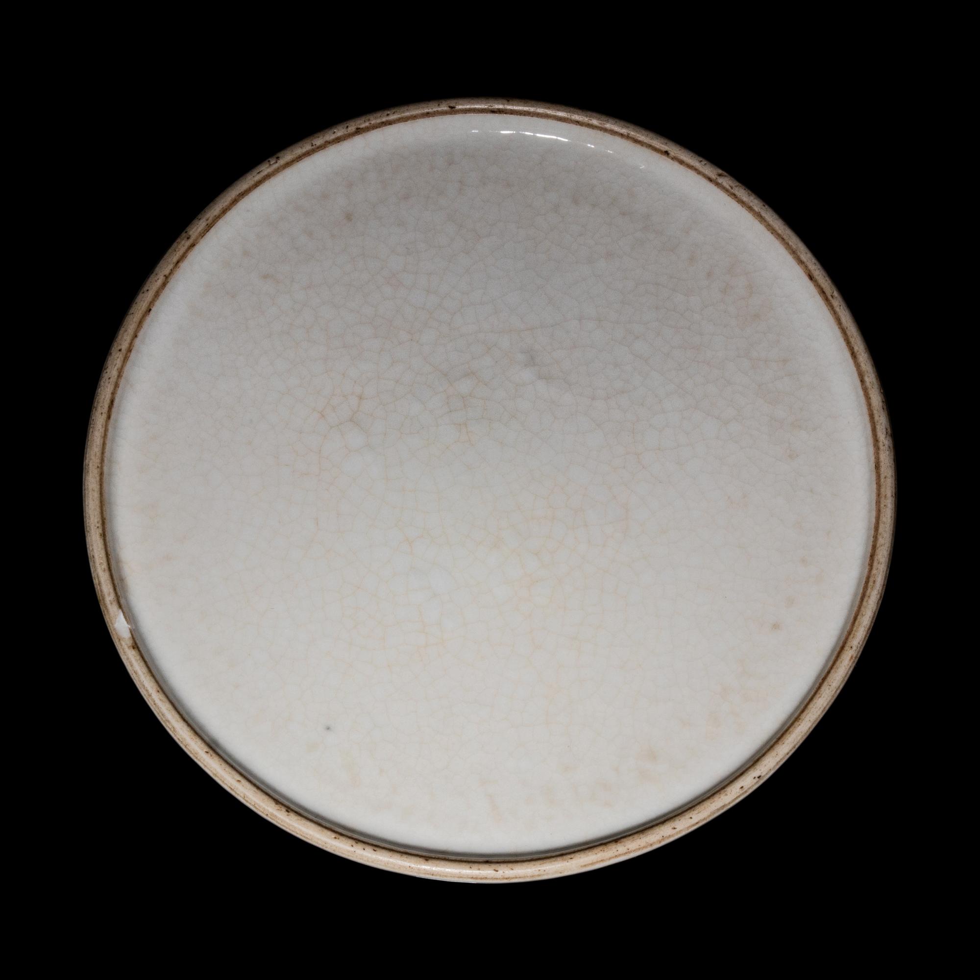 A Chinese White Glazed Soft Paste Porcelain Beehive Water Pot, 18th/19th Century 清中期 白釉暗團花太白尊