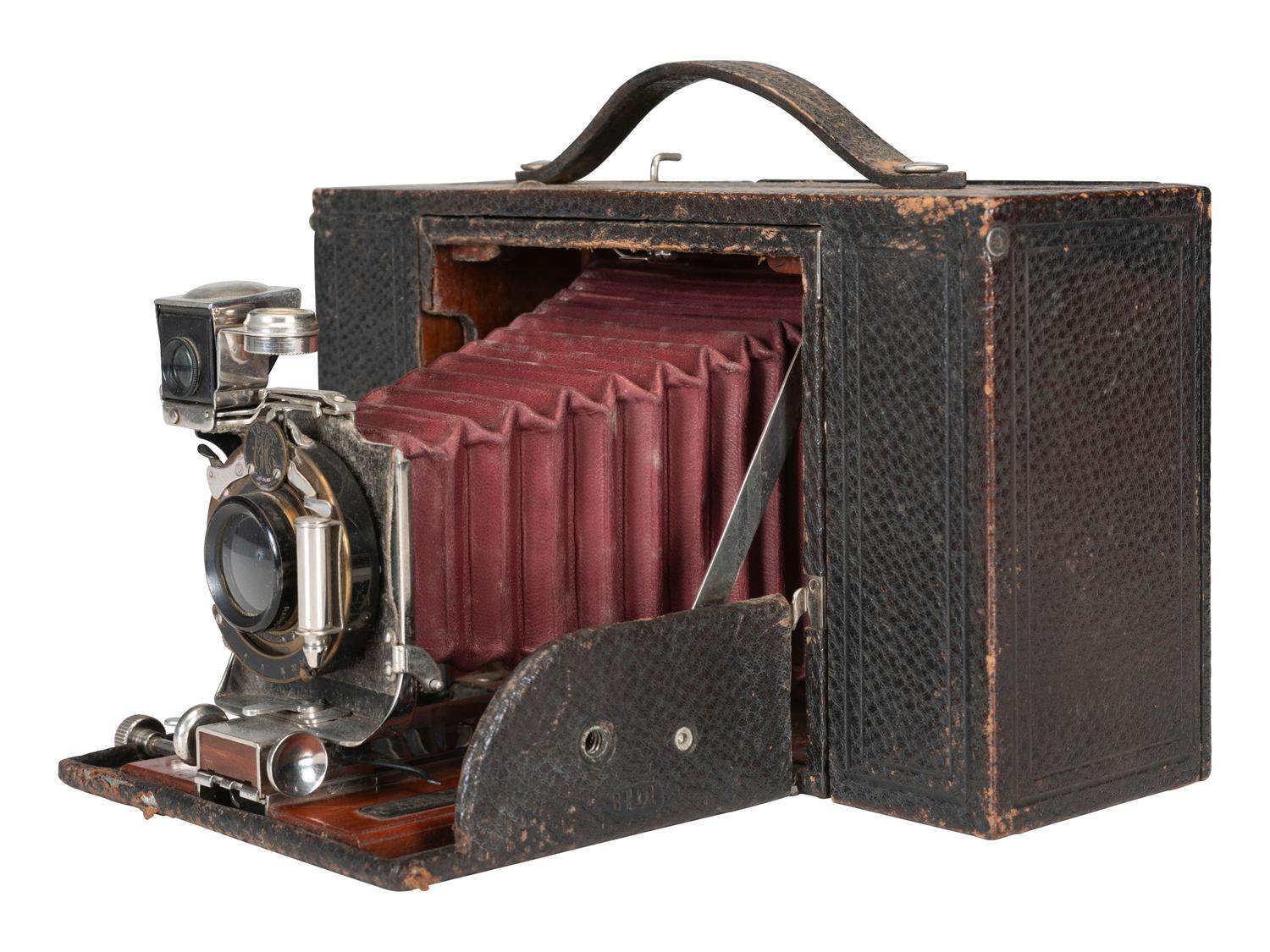 [EARLY PHOTOGRAPHY] 3 late 19th-early 20th century cameras, highlighted by Stereo Solograph camera.