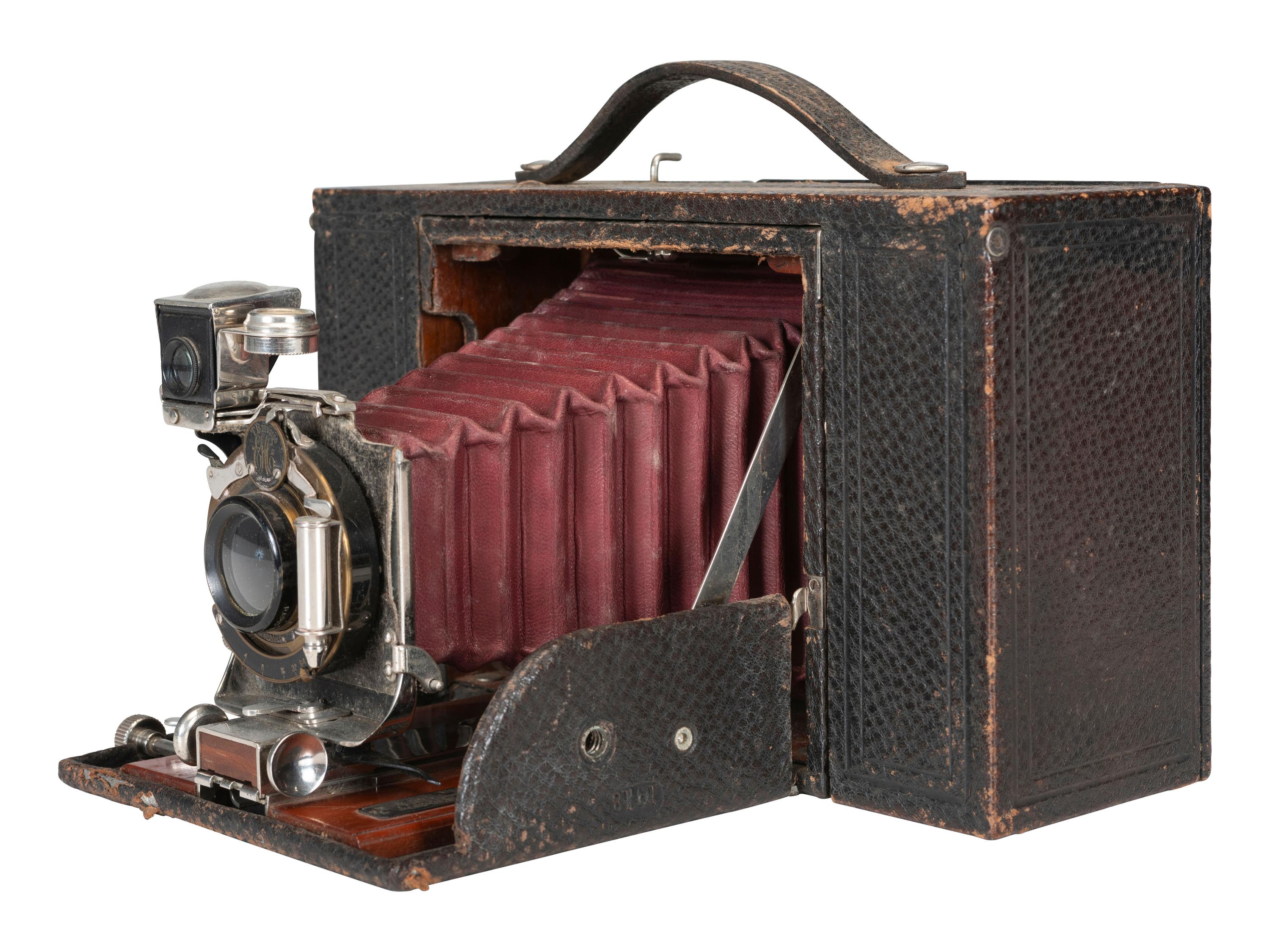 [EARLY PHOTOGRAPHY] 3 late 19th-early 20th century cameras, highlighted by Stereo Solograph camera.