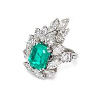 A Platinum, Emerald and Diamond Ring, 9.30 dwts.