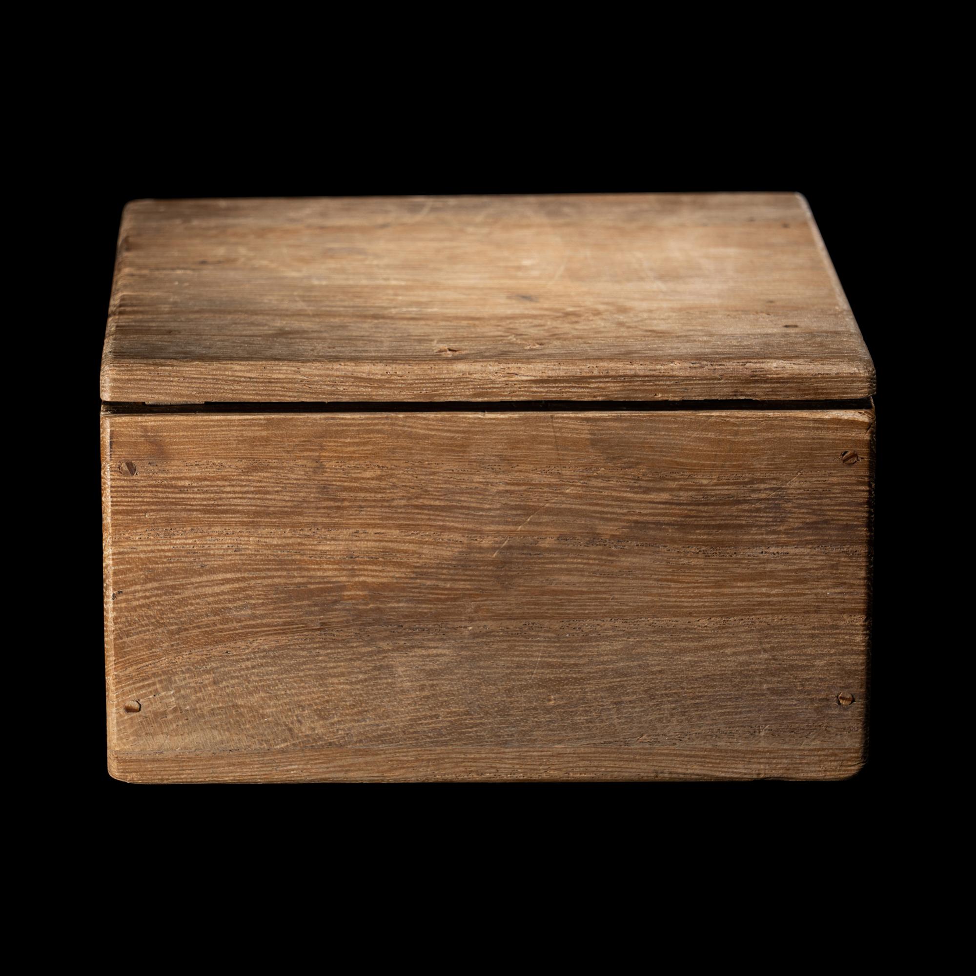 A Chinese Gilt Decorated 'Tea Dust' Glazed Porcelain Covered Ink Paste Box 茶葉末地描金印泥盒