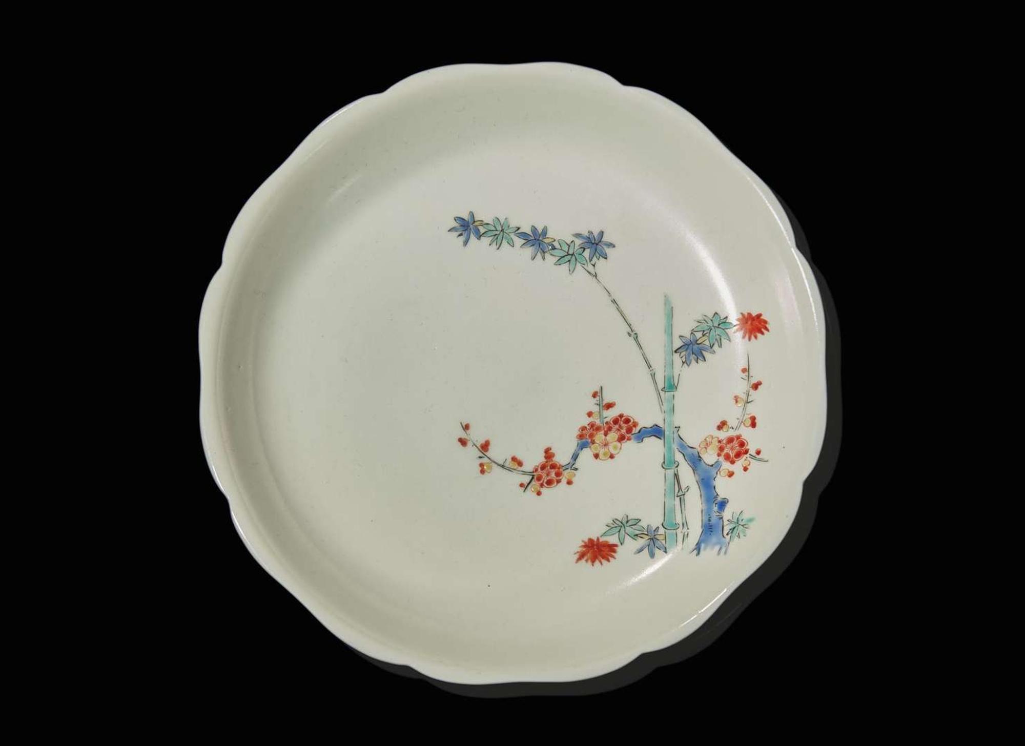 A Japanese Kakiemon palette lobed dish, circa 1700 日本柿右衛門式小碟 約1700年