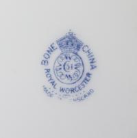 A Set of Seventeen Worcester Porcelain Dinner Plates Diameter 10 5/8 inches. — FIRST HALF 20TH CENTURY
