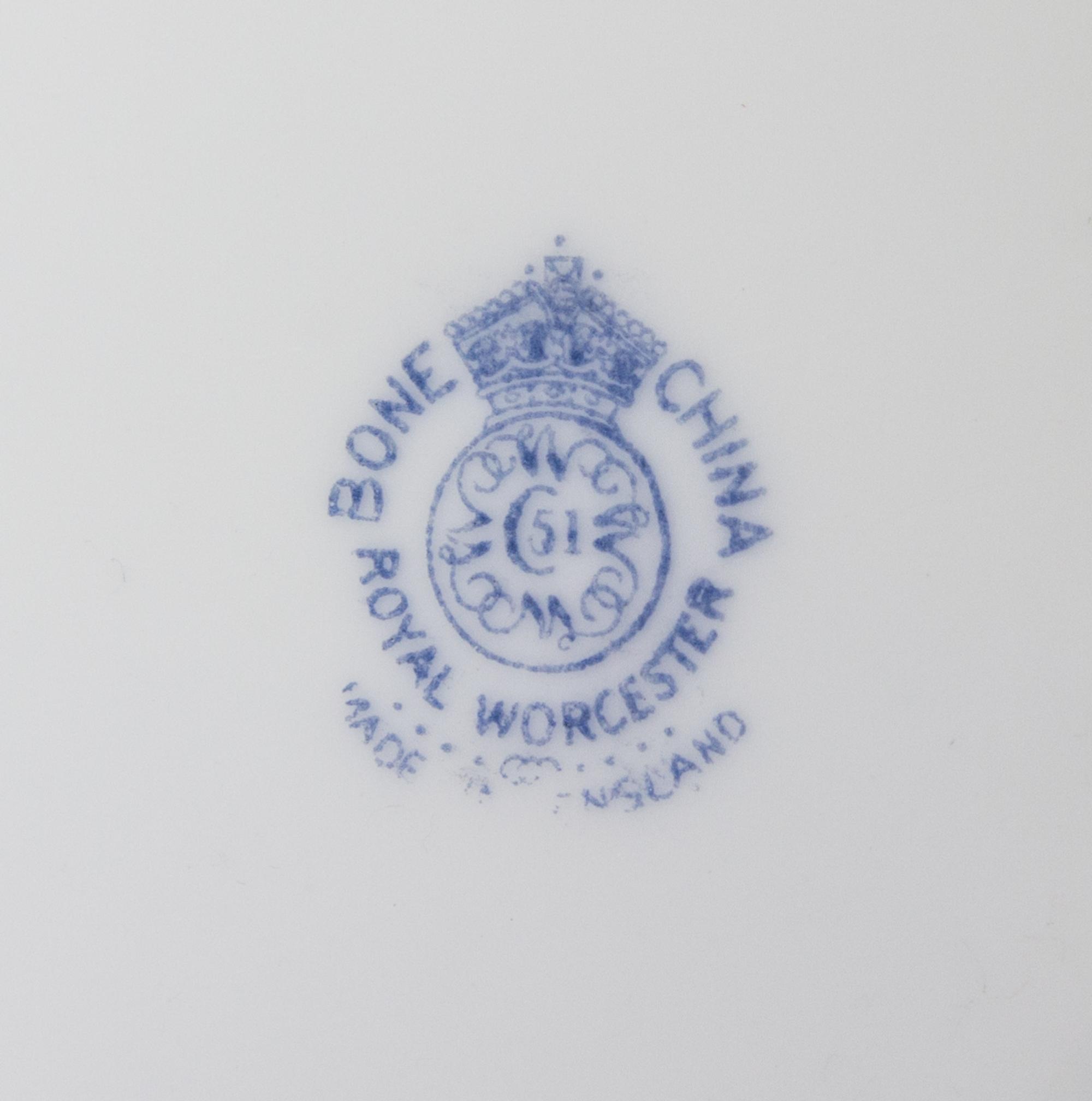 A Set of Seventeen Worcester Porcelain Dinner Plates Diameter 10 5/8 inches. — FIRST HALF 20TH CENTURY